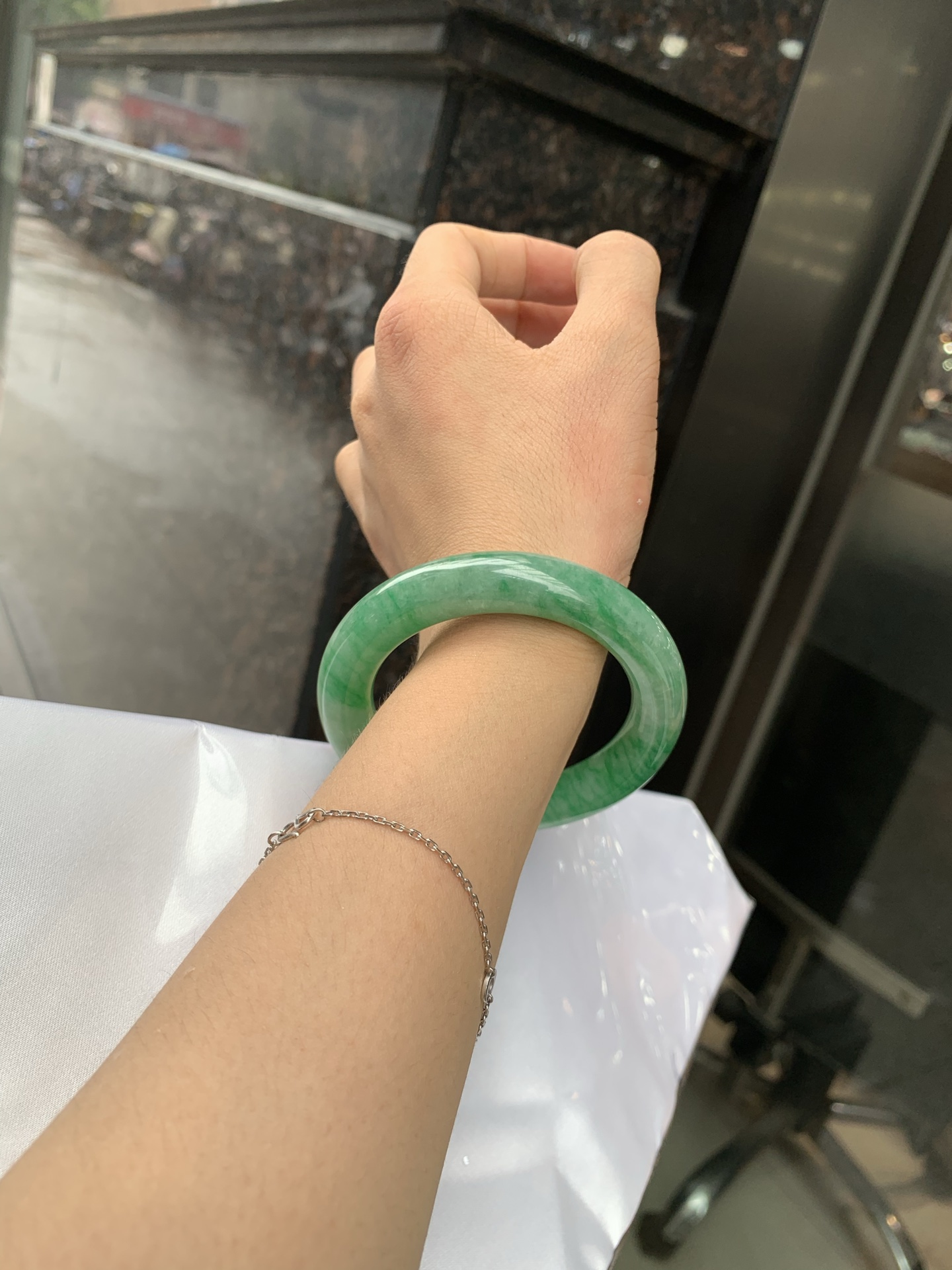 满绿圆条 52.8-10.3-11.3 0719-53-41 打灯细纹，棉线，底妆水润，满圈果阳绿鲜艳青翠，色泽均匀分布，举手投足之间散发出来的贵气感