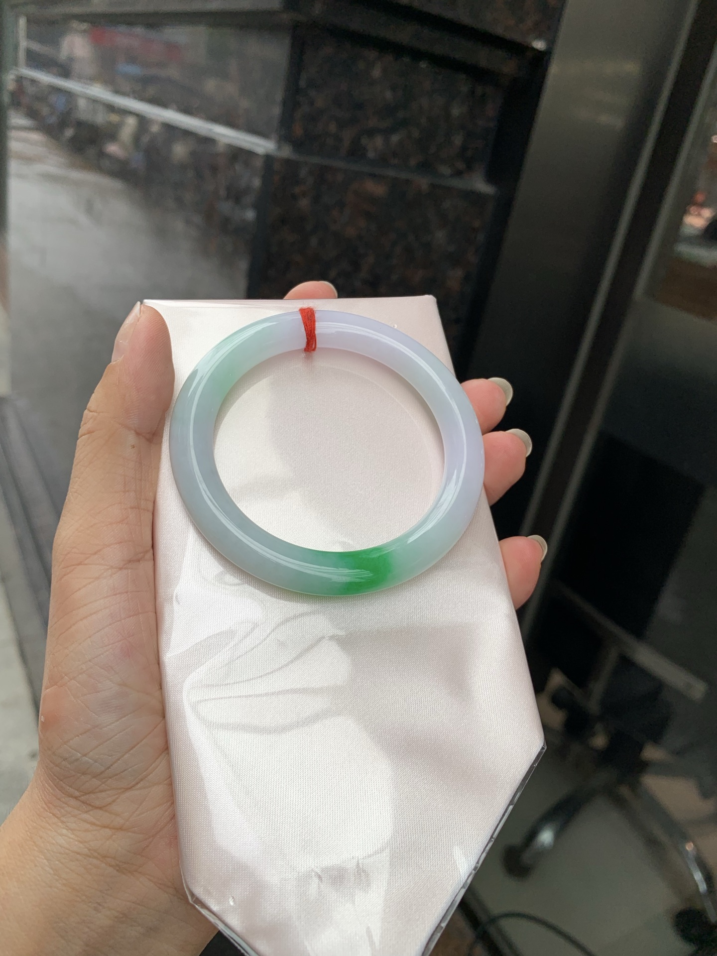 阳绿春彩圆条 54.4-8.8-7.7 0719-N1224 无裂，底妆水润，淡淡粉底凝霜，翠落镯间，底色晕染柔润淡紫罗兰，雾面紫韵含蓄温婉，一抹阳绿花色顺势晕开，阳绿花鲜活明艳，紫绿撞色浑然天成。