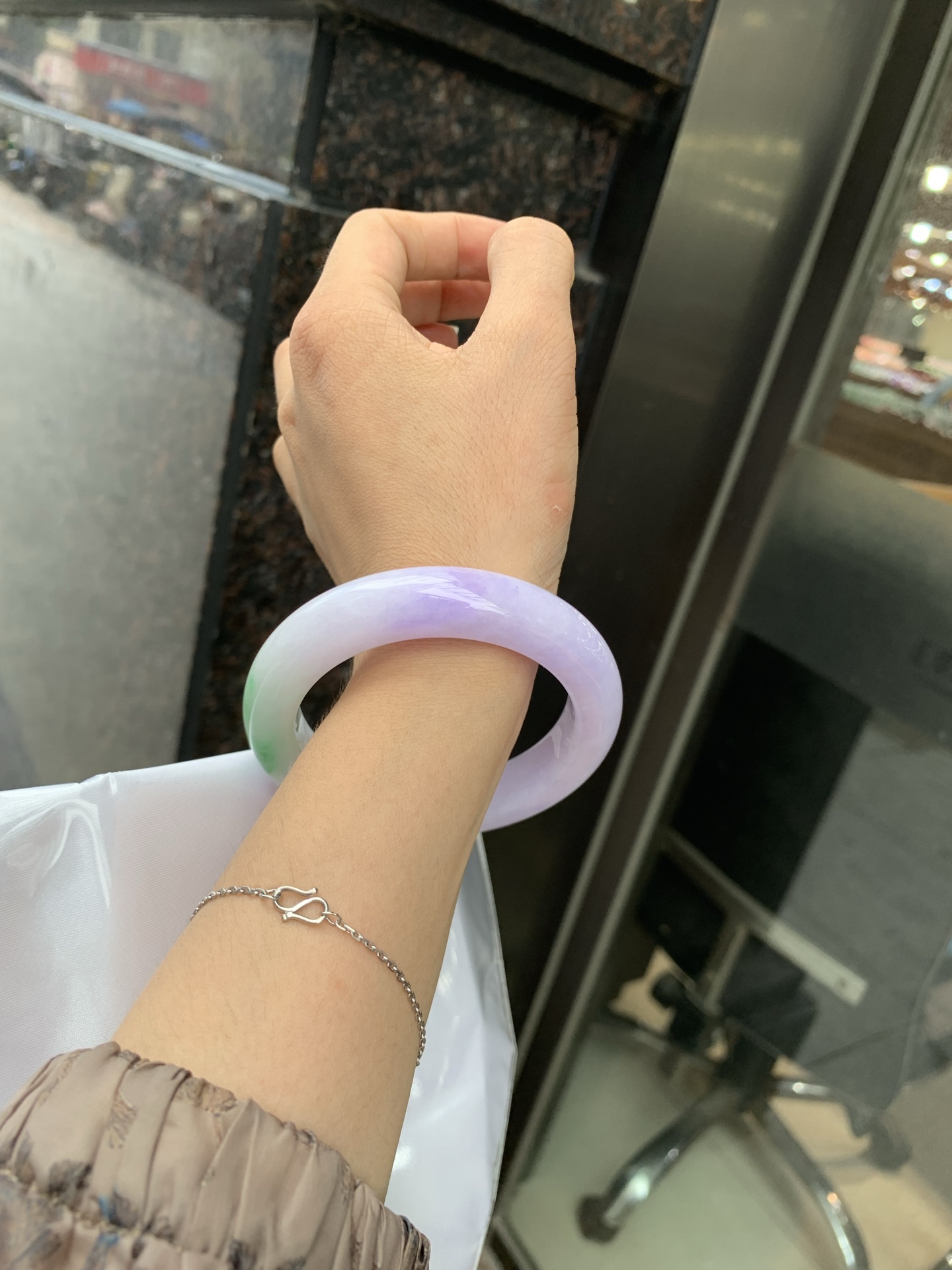 春彩正圈 0719-53-31 打灯棉线，底妆水润细腻，交织阳绿花色，底妆细腻温润，色泽自然柔和，一镯双色，半山半水，韵味独特，日常佩戴超显气质。