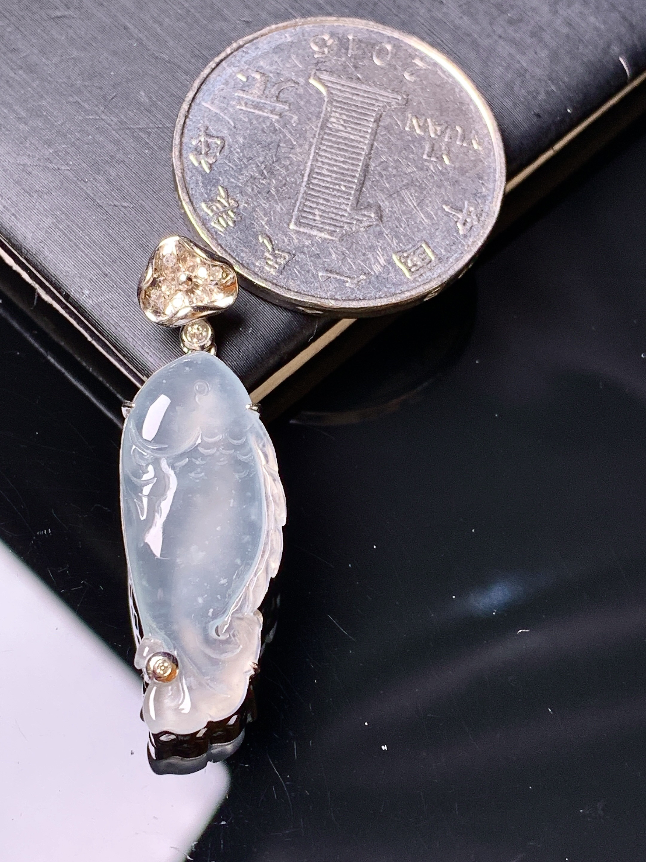 18k金钻镶嵌冰种金鱼吊坠 玉质细腻 色泽艳丽清新 整体尺寸35.2*11.3*5.5 y9