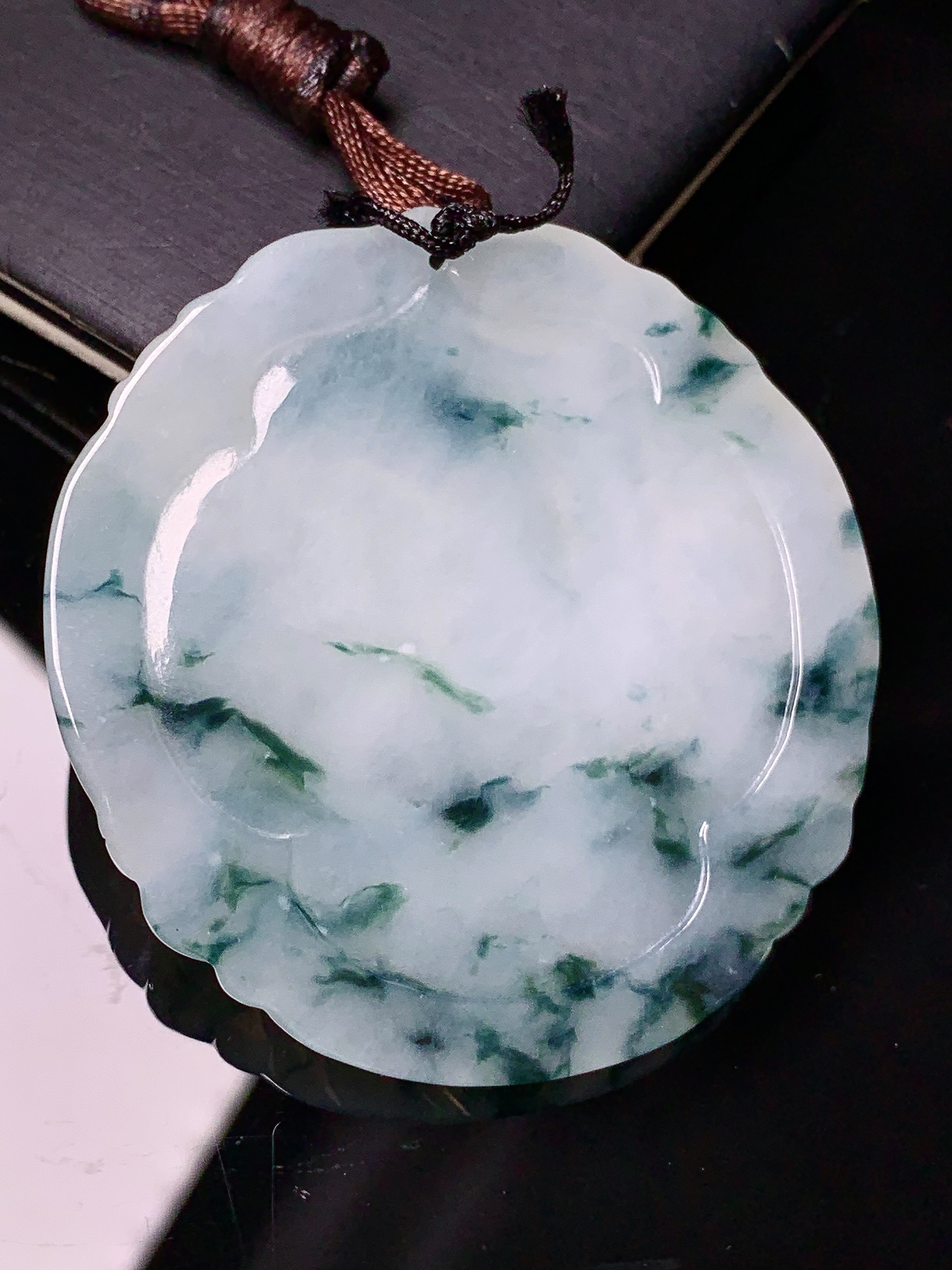 飘绿生肖兔牌吊坠 玉质细腻 色泽艳丽清新 水润亮眼 整体尺寸50.3*48*6 b2