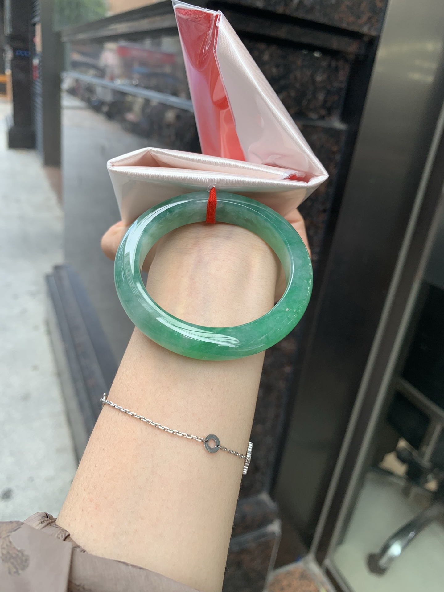 满绿正圈 51.7-8.1-11.1 0719-53-71 打灯细纹，底妆水润，满圈果阳绿鲜艳青翠，色泽均匀分布，举手投足之间散发出来的贵气感