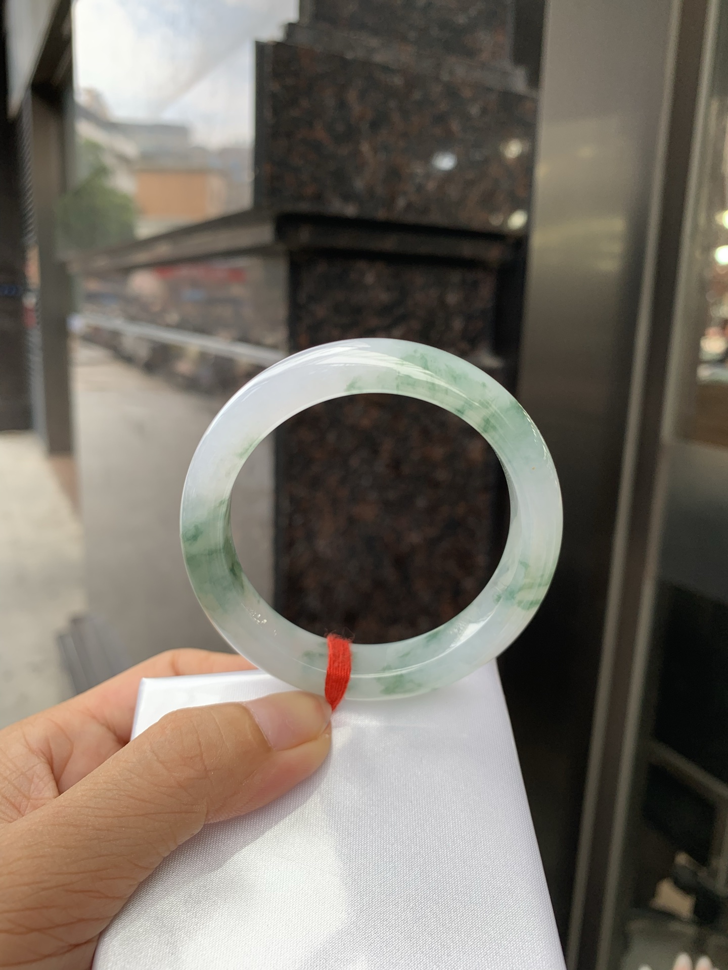 冰飘花正圈 0719-53-33 打灯棉线，底妆水润，冰底中开出了朵朵蓝花，飘花灵动飘逸，勾勒出一幅唯美诗意的山水意境画，古典优雅又秀气
