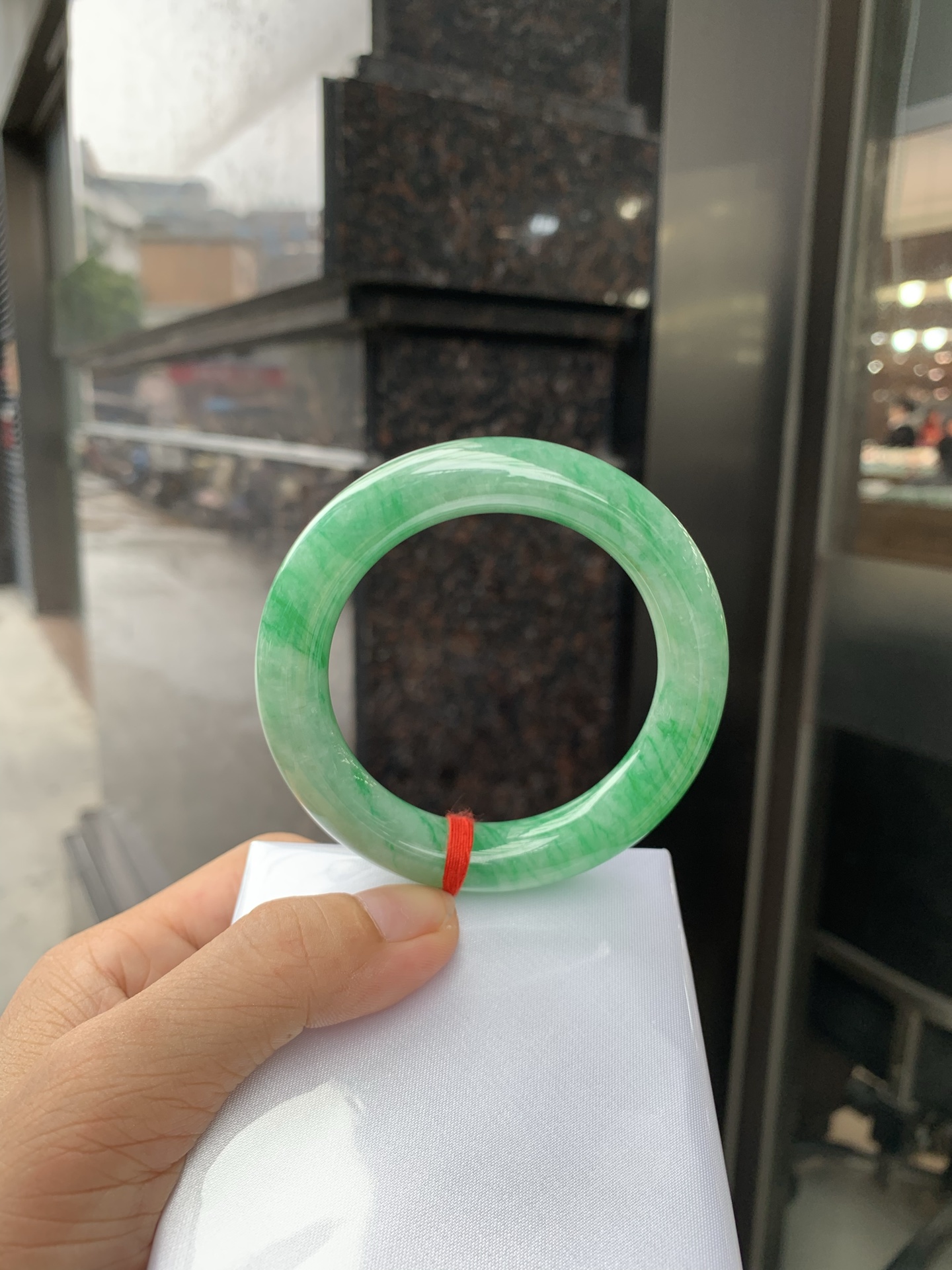满绿圆条 52.8-10.3-11.3 0719-53-41 打灯细纹，棉线，底妆水润，满圈果阳绿鲜艳青翠，色泽均匀分布，举手投足之间散发出来的贵气感