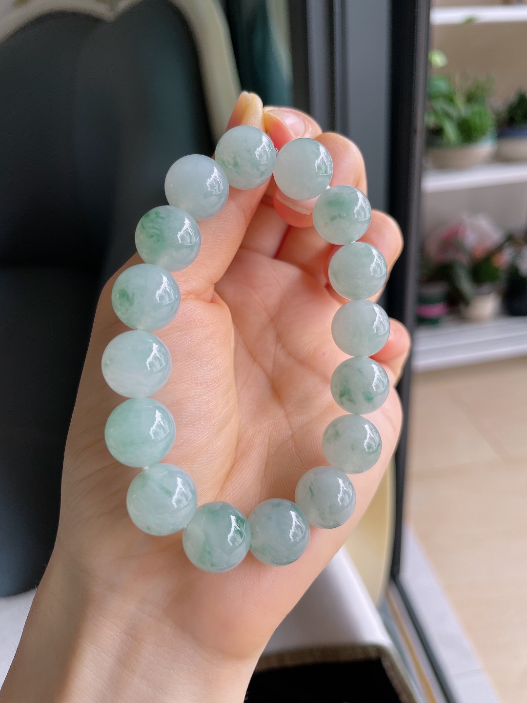 天然翡翠A货，冰飘花手串，尺寸：12.5mm。【编1809】