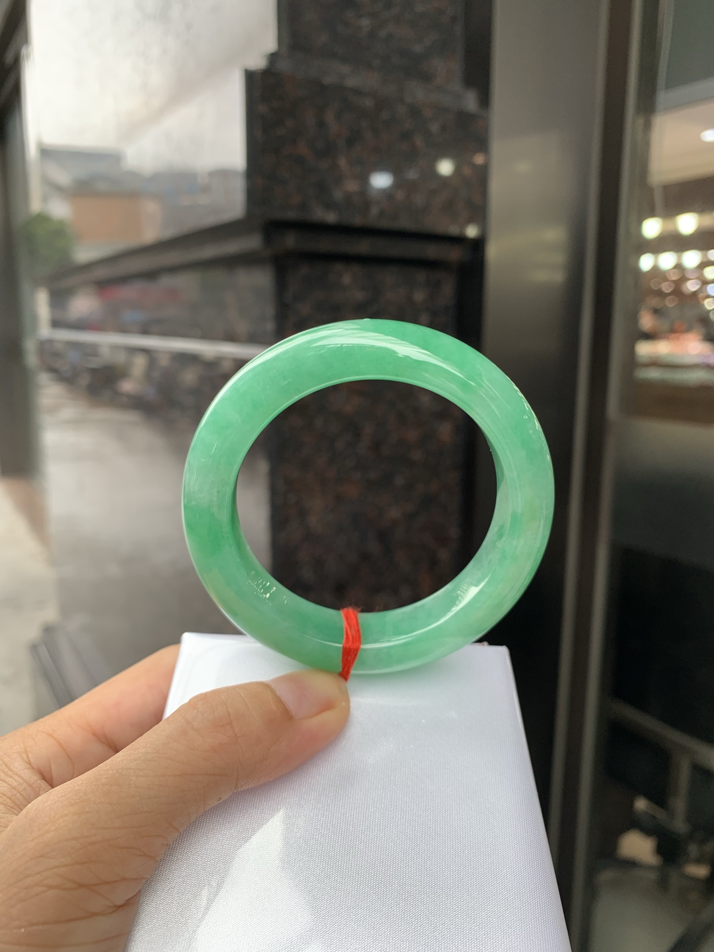 满绿正圈 54.2-9.5-13.3 0719-53-61 打灯细纹，底妆水润，满圈果阳绿鲜艳青翠，色泽均匀分布，举手投足之间散发出来的贵气感