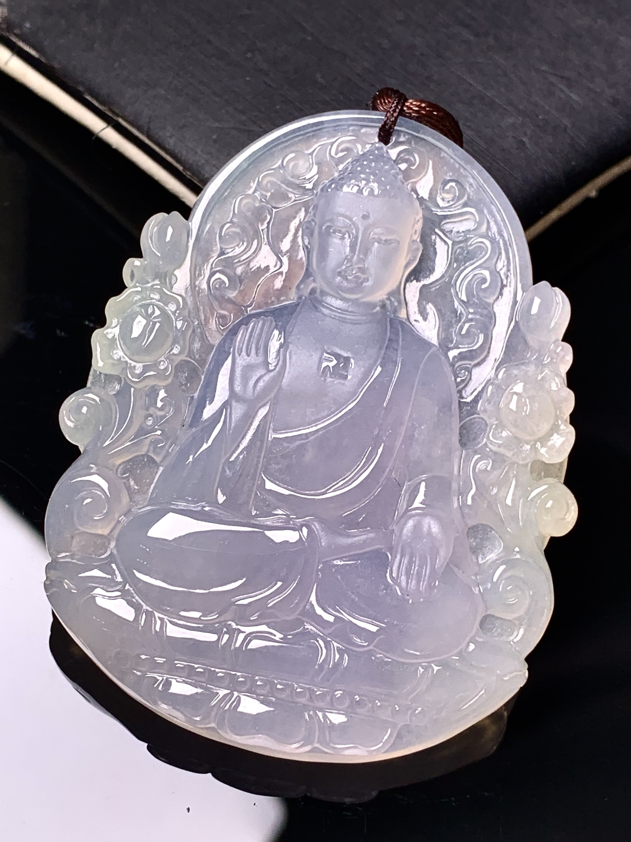 冰种大日如来佛祖吊坠 玉质细腻 色泽艳丽清新 水润亮眼 整体尺寸49.6*38.7*6.5 b2