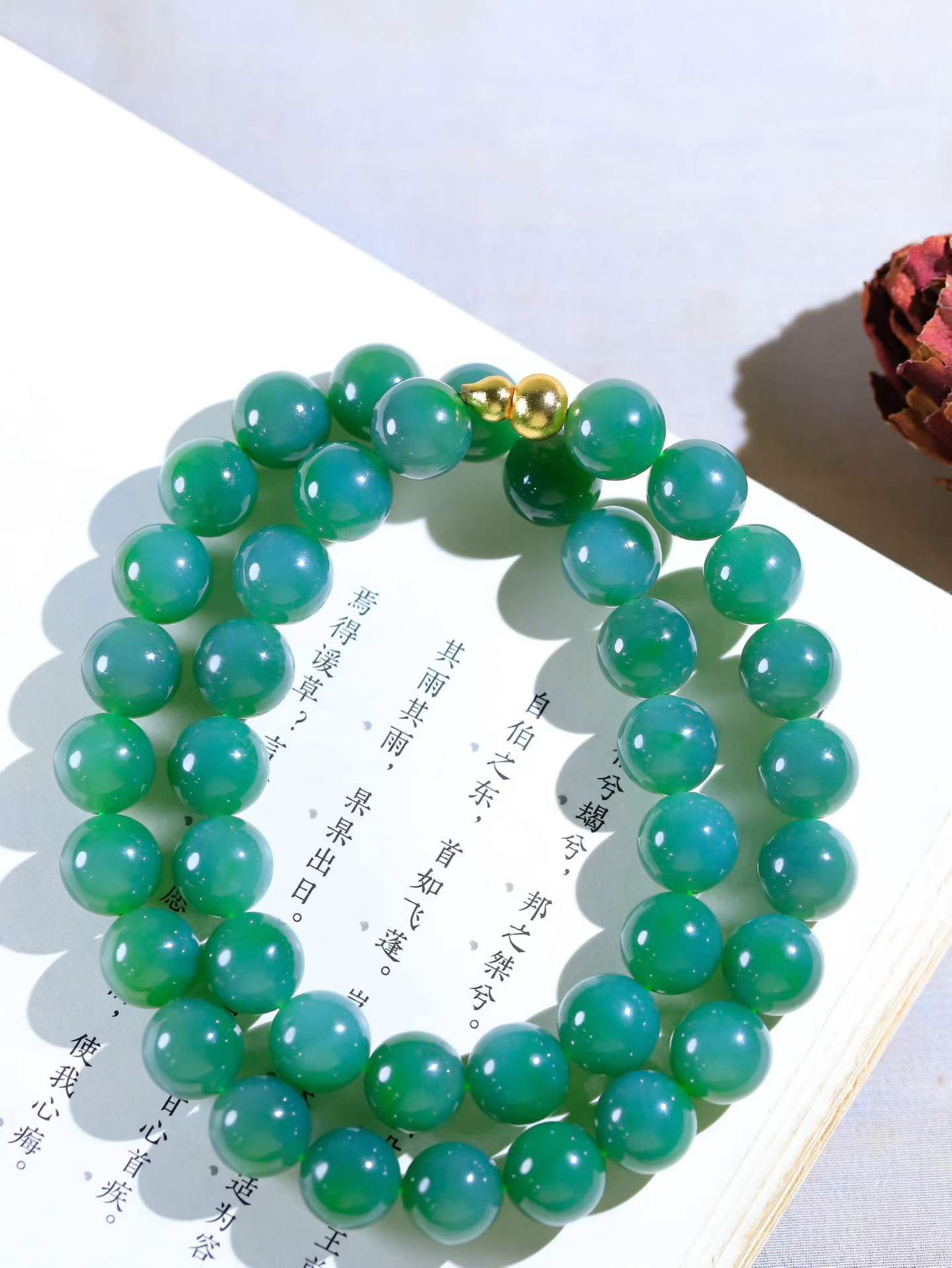 【珠圆玉润.项链】

精品️和田玉碧玉珠圆玉润项链 玉质细腻油润 饱满光滑 质朴无华，悠远简单，人心境界远，百世修炼深，心灵常驻善意持，觉悟人生百世修 重109.08克 尺寸取一11.9mm   75701800A