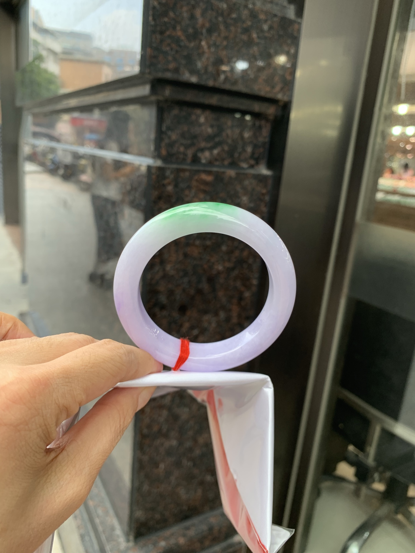 春彩正圈 0719-53-31 打灯棉线，底妆水润细腻，交织阳绿花色，底妆细腻温润，色泽自然柔和，一镯双色，半山半水，韵味独特，日常佩戴超显气质。