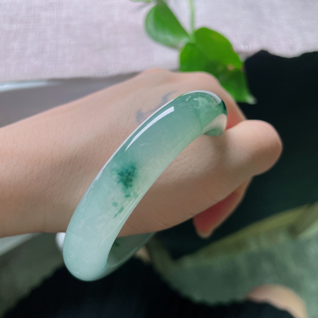 54.6/12.3/9.1，油青正圈，飘花点缀，颜色由浅入深过渡，渐入佳境的感觉，种老。内纹不显，56150a