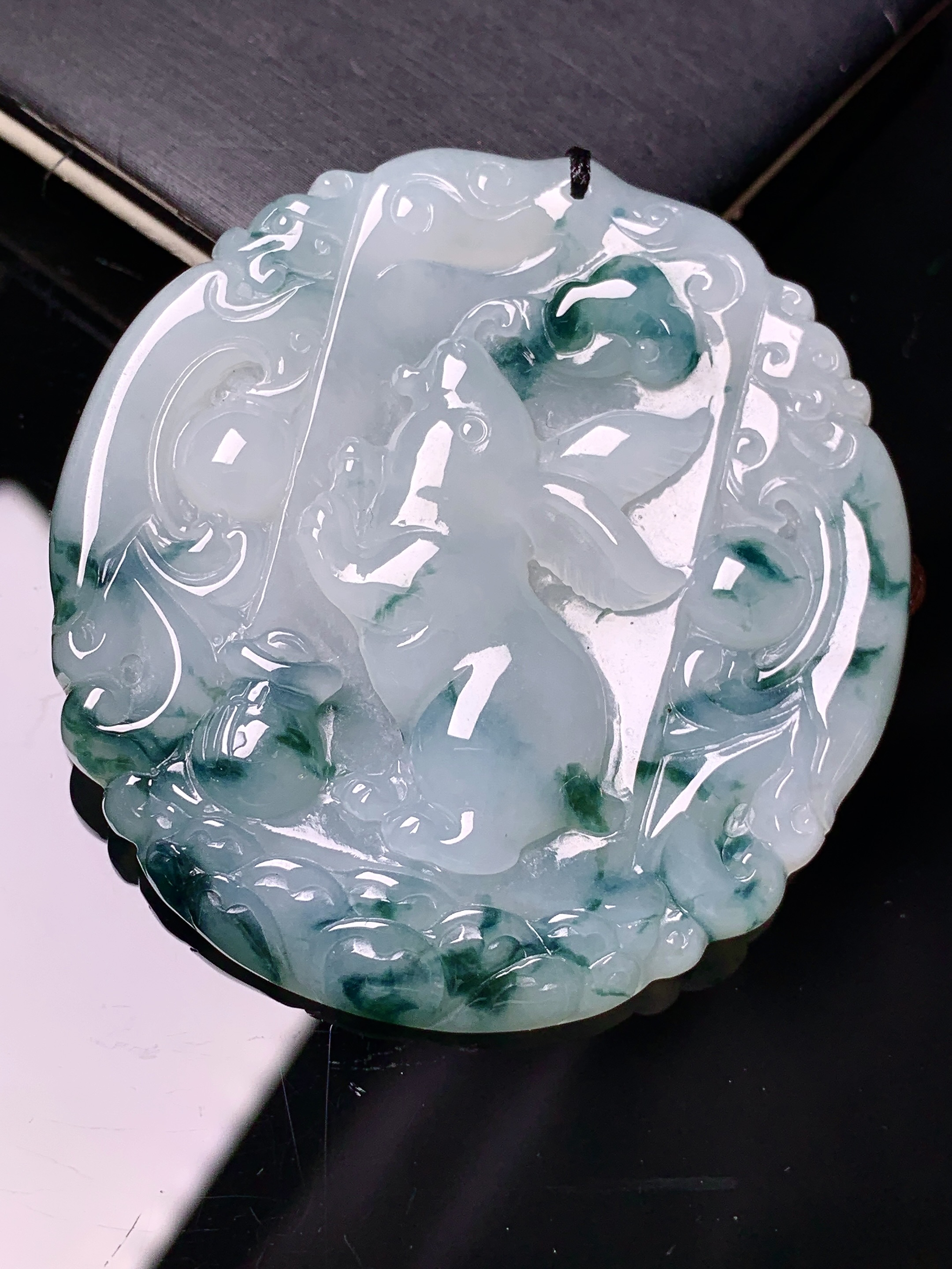 飘绿生肖兔牌吊坠 玉质细腻 色泽艳丽清新 水润亮眼 整体尺寸50.3*48*6 b2