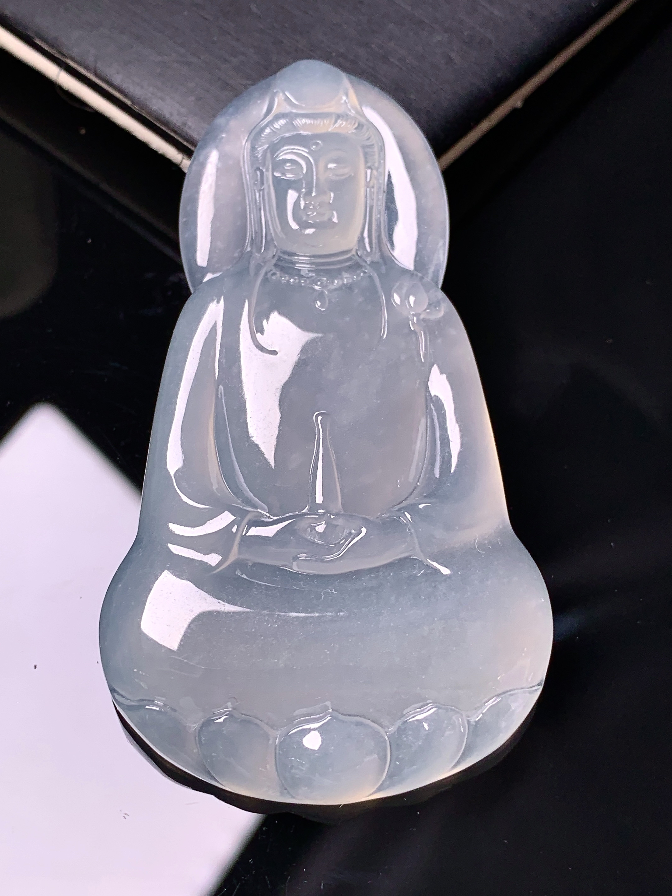冰种观音菩萨吊坠 玉质细腻 色泽艳丽清新 水润亮眼 整体尺寸63*35.2*5.6 x7