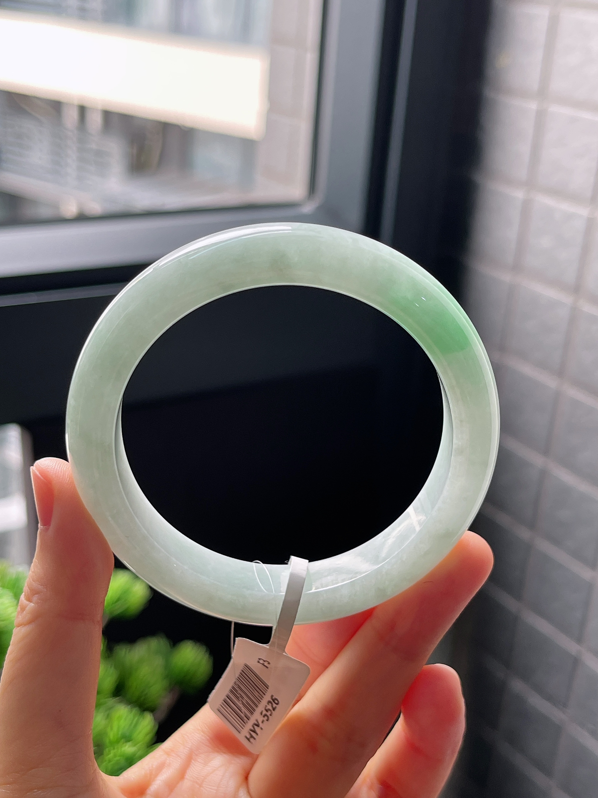 正圈57.2圈口，翡翠糯化种飘绿手镯