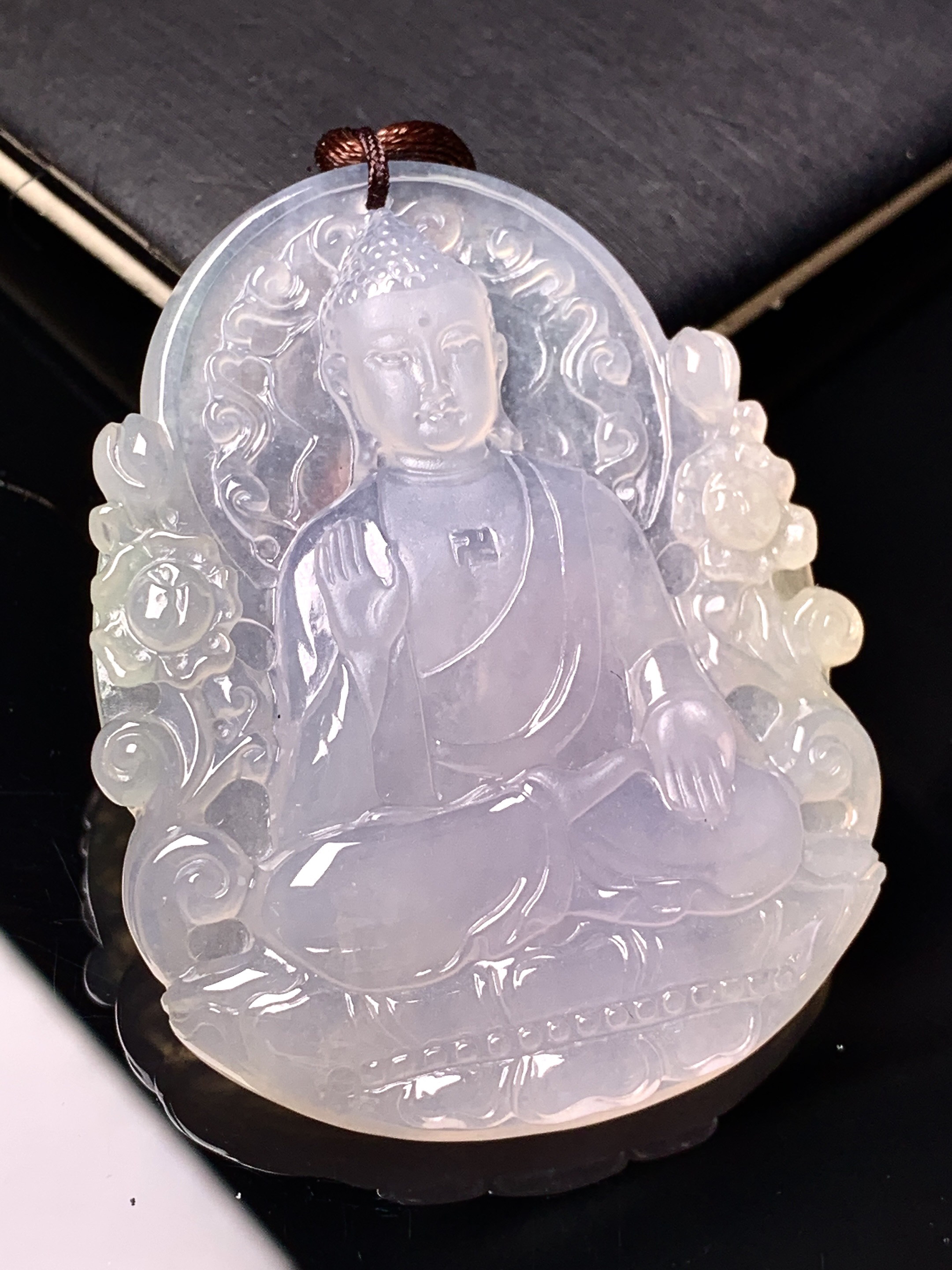 冰种大日如来佛祖吊坠 玉质细腻 色泽艳丽清新 水润亮眼 整体尺寸49.6*38.7*6.5 b2