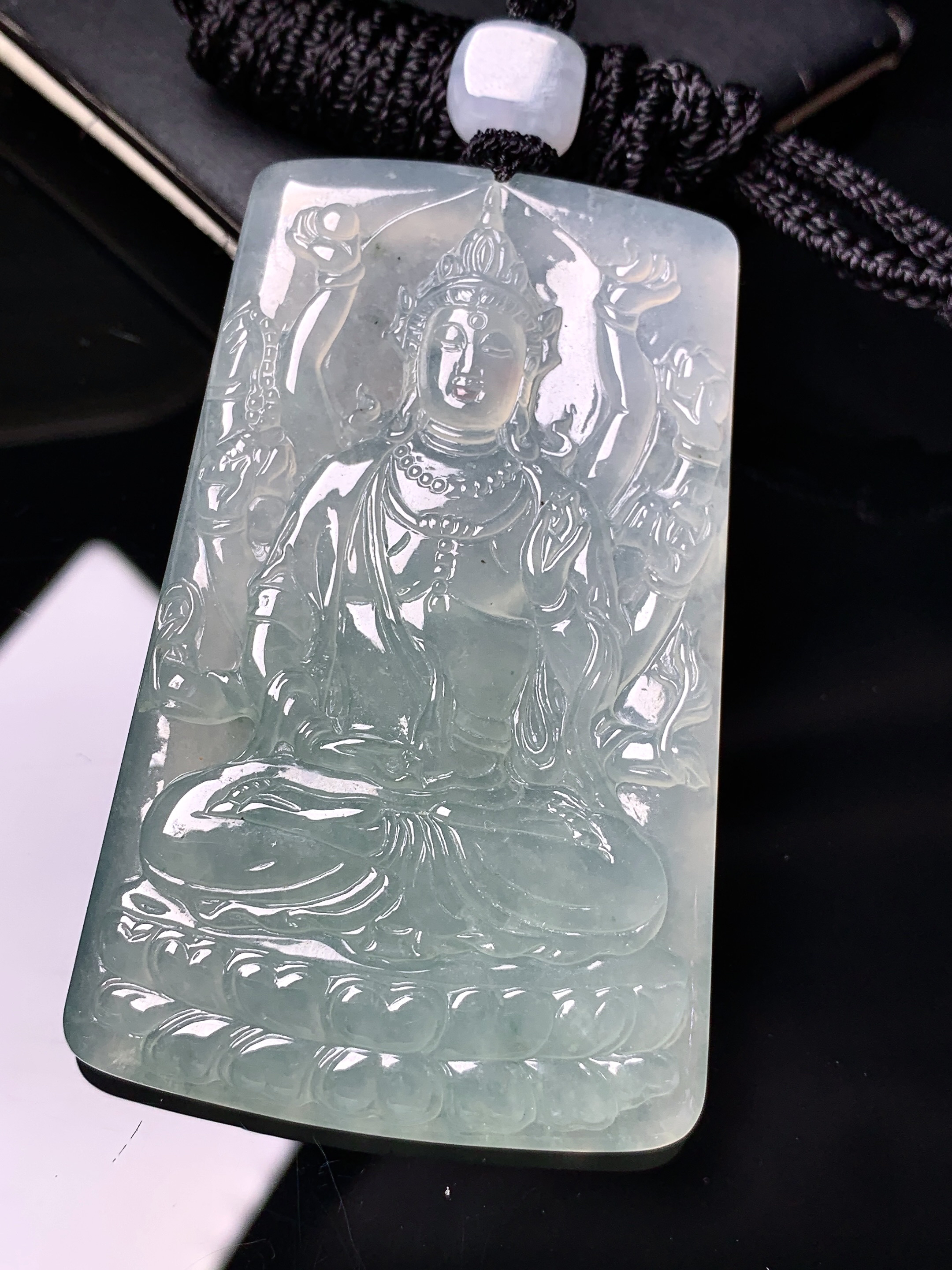 冰种观音菩萨吊坠 玉质细腻 色泽艳丽清新 水润亮眼 整体尺寸62.3*39.5*6.2 L1