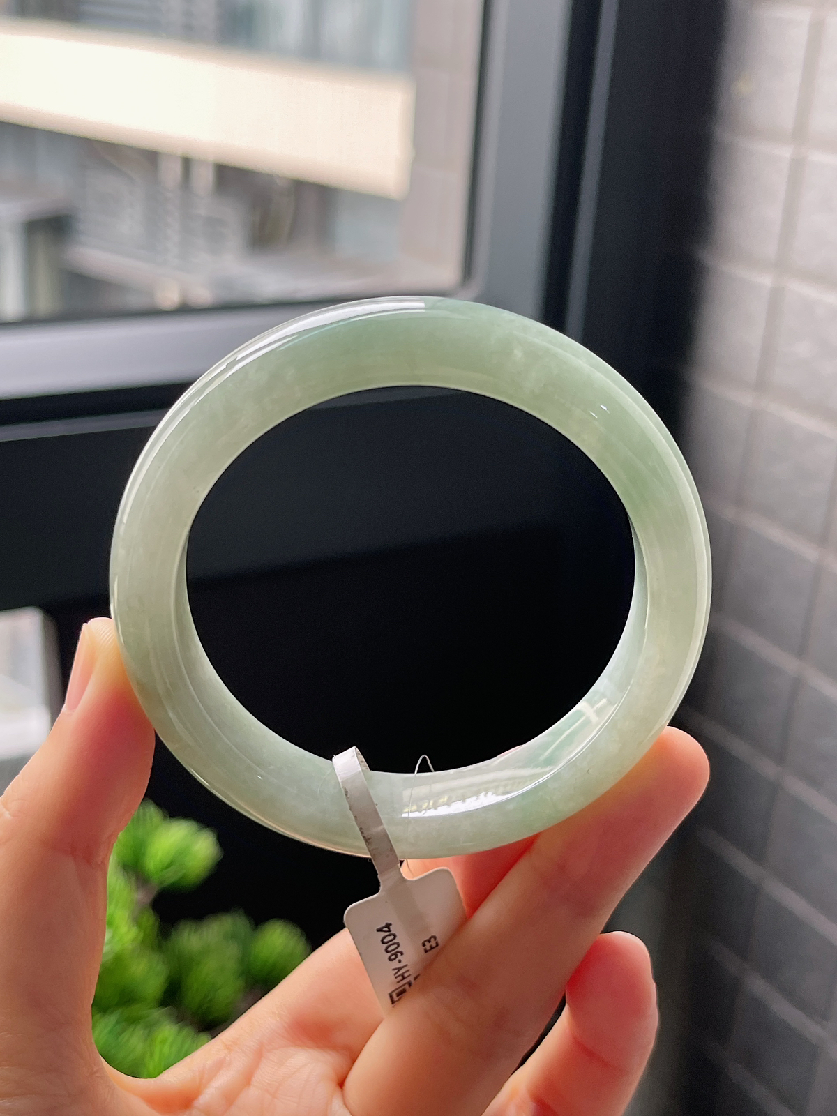 正圈54.2圈口，翡翠糯化种淡绿色手镯