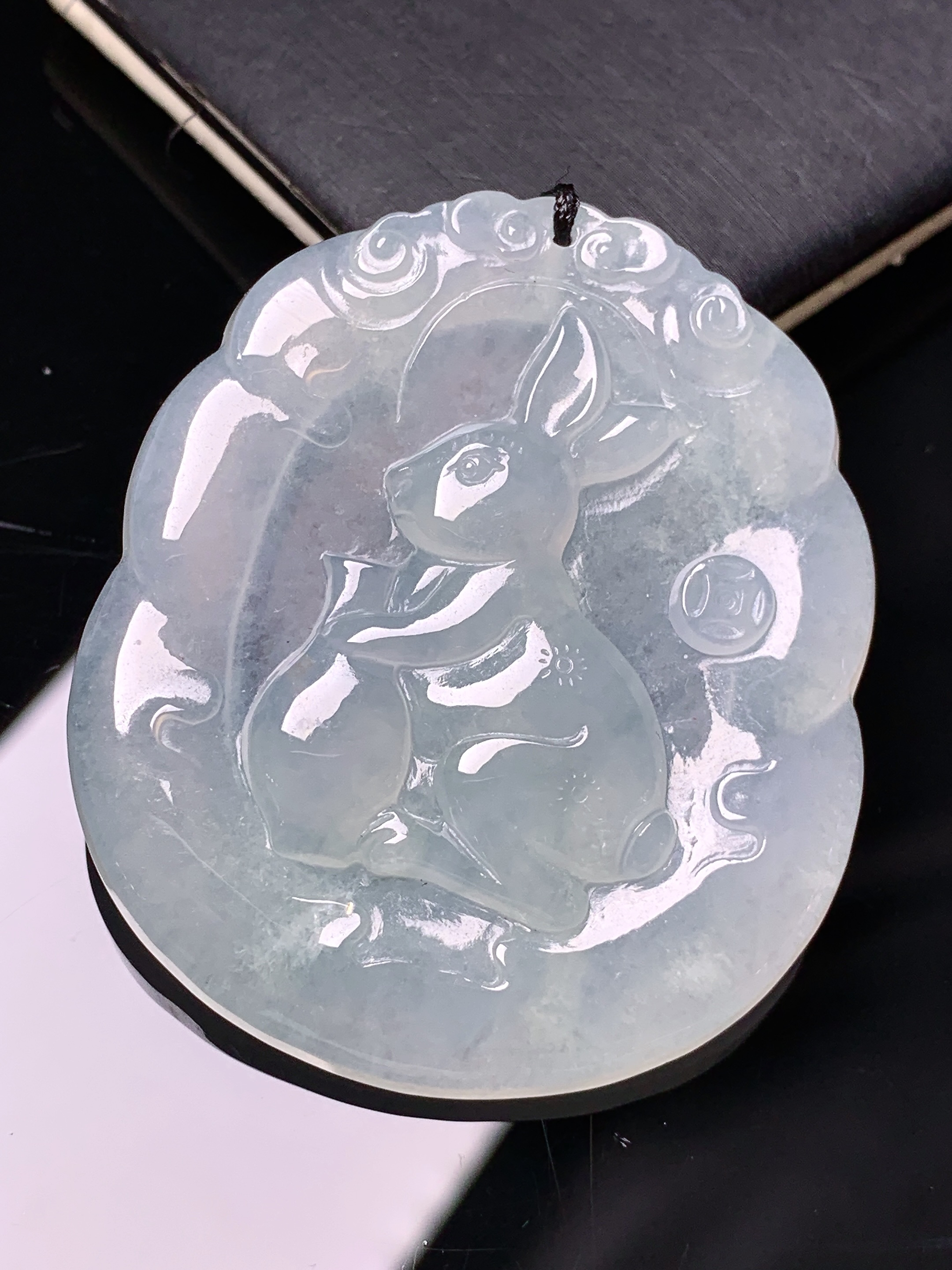 冰种生肖兔牌吊坠 玉质细腻 色泽艳丽清新 水润亮眼 整体尺寸47.6*41.3*5.6 b2