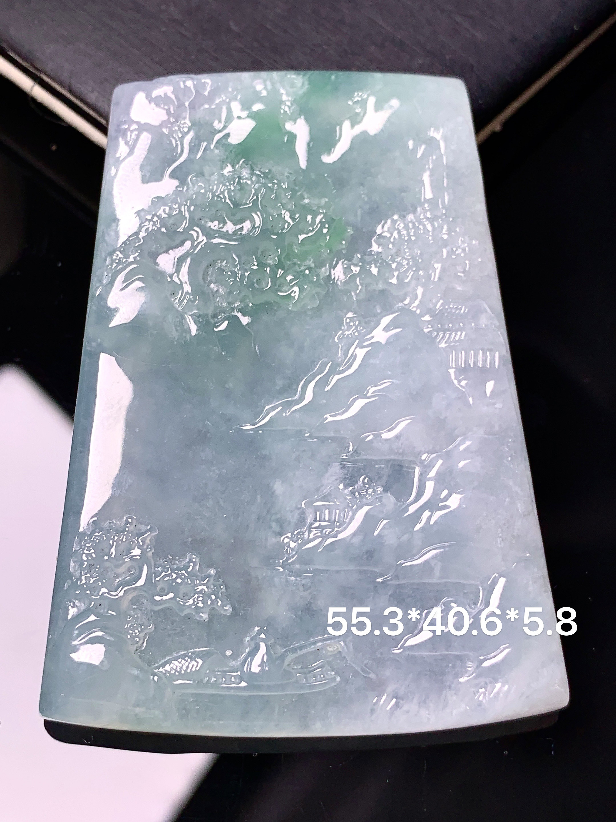 飘绿山水牌子吊坠 玉质细腻 色泽艳丽清新 水润亮眼 整体尺寸55.3*40.6*5.8 x7