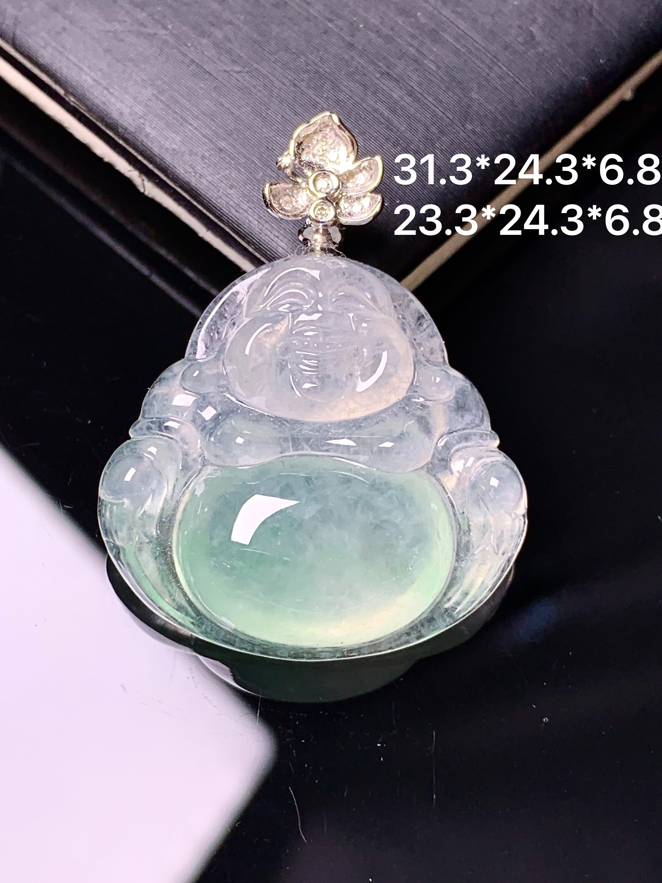 18k金钻镶嵌飘绿佛公吊坠 玉质细腻 色泽艳丽清新 整体尺寸31.3*24.3*6.8 e2