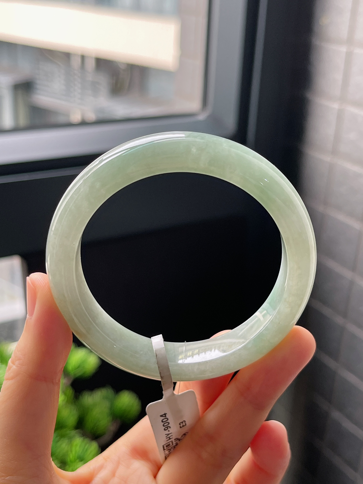 正圈54.2圈口，翡翠糯化种淡绿色手镯