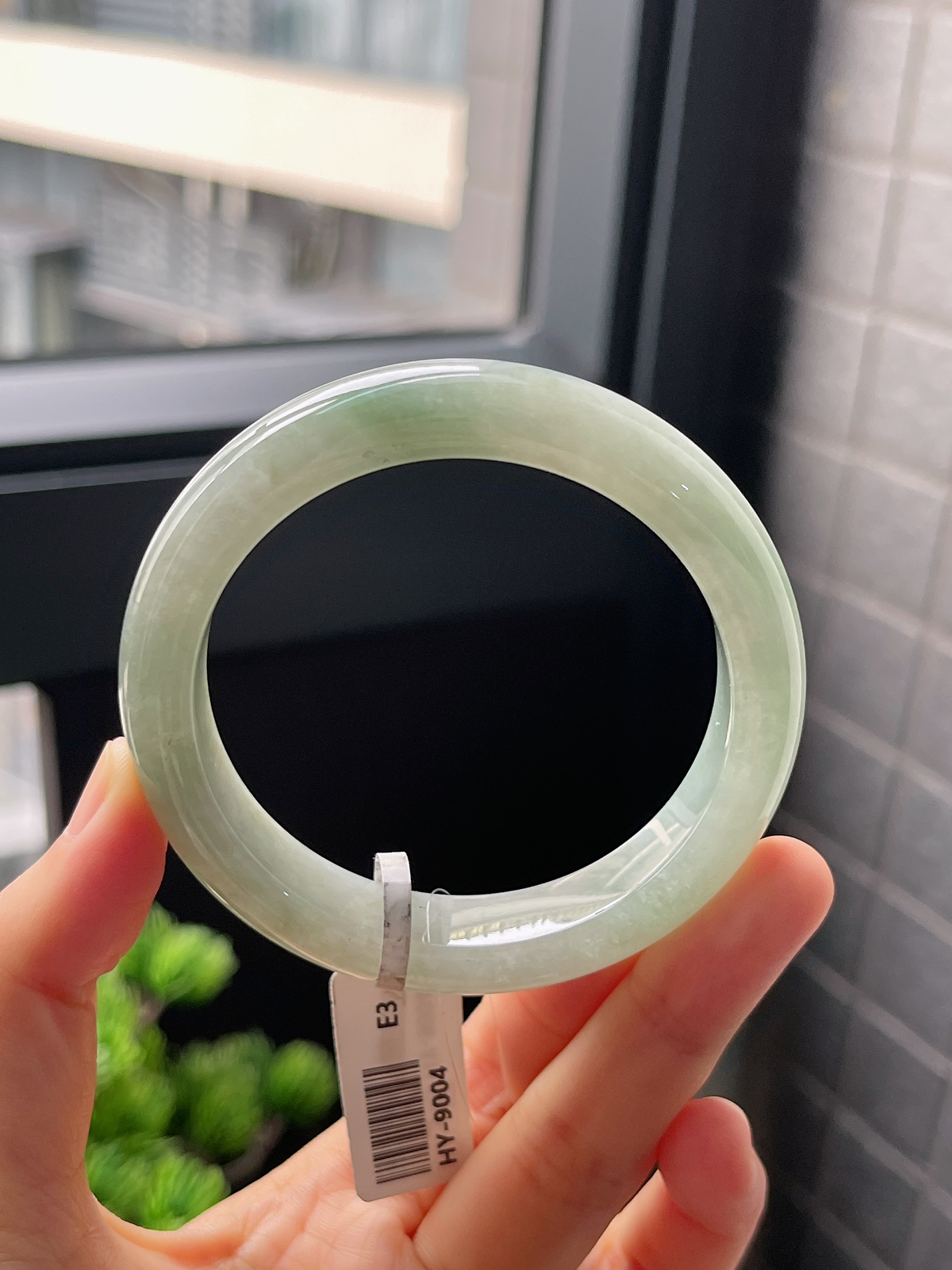 正圈54.2圈口，翡翠糯化种淡绿色手镯