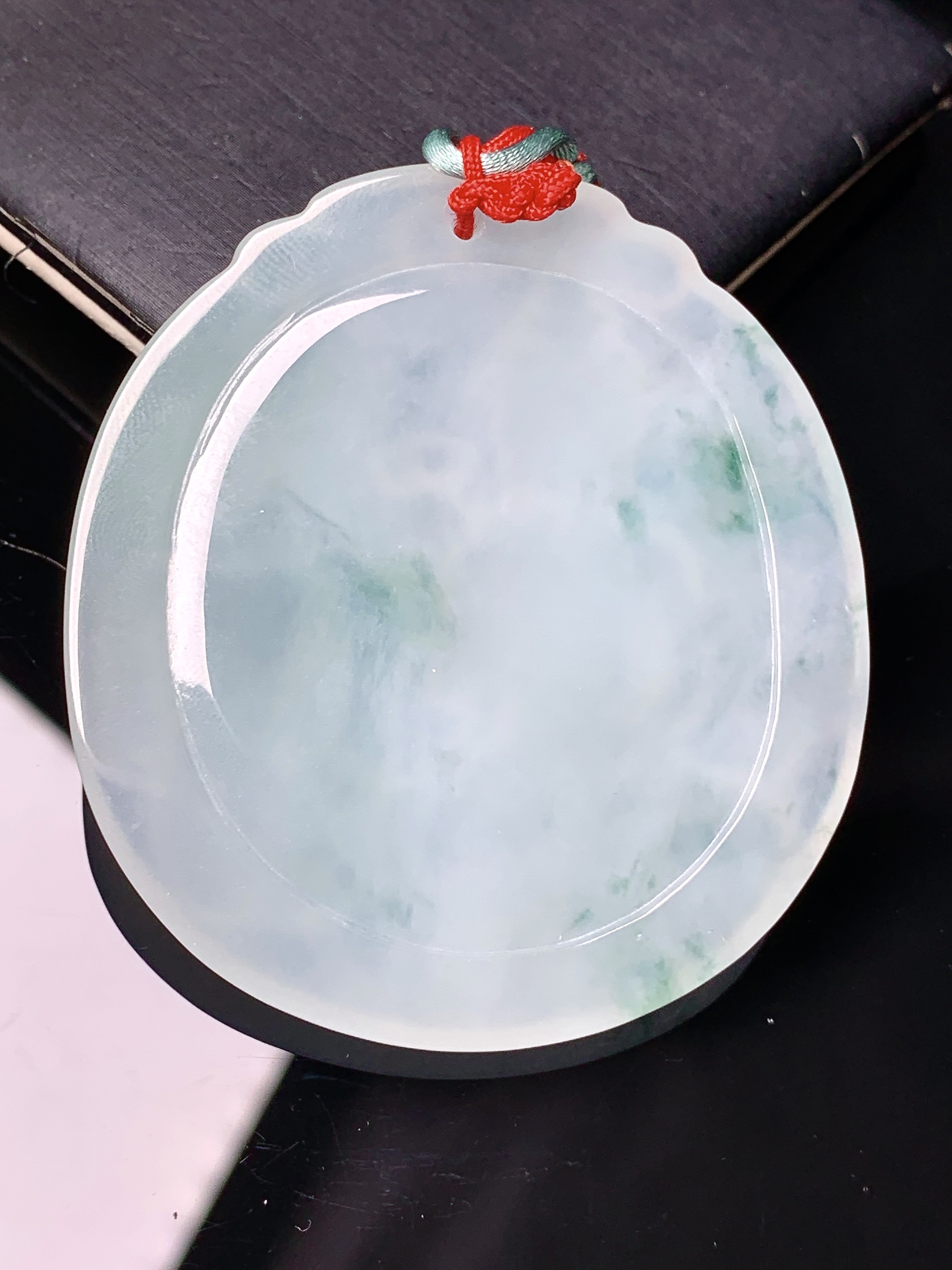 飘绿普贤观音菩萨吊坠 玉质细腻 色泽艳丽清新 水润亮眼 整体尺寸51.5*46.8*5.6 b2