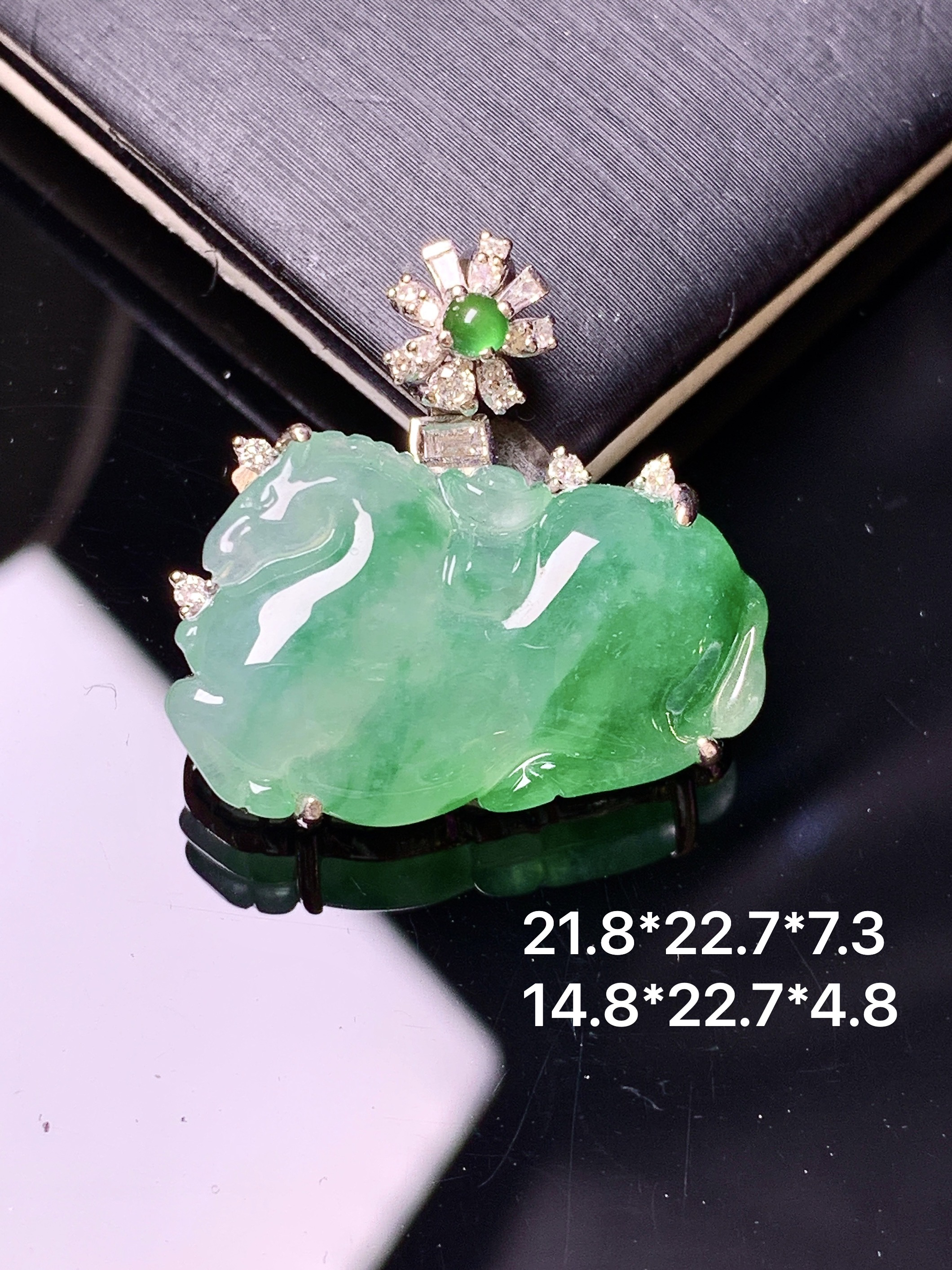 18k金钻镶嵌飘绿唐马吊坠 玉质细腻 色泽艳丽清新 整体尺寸21.8*22.7*7.3 y9