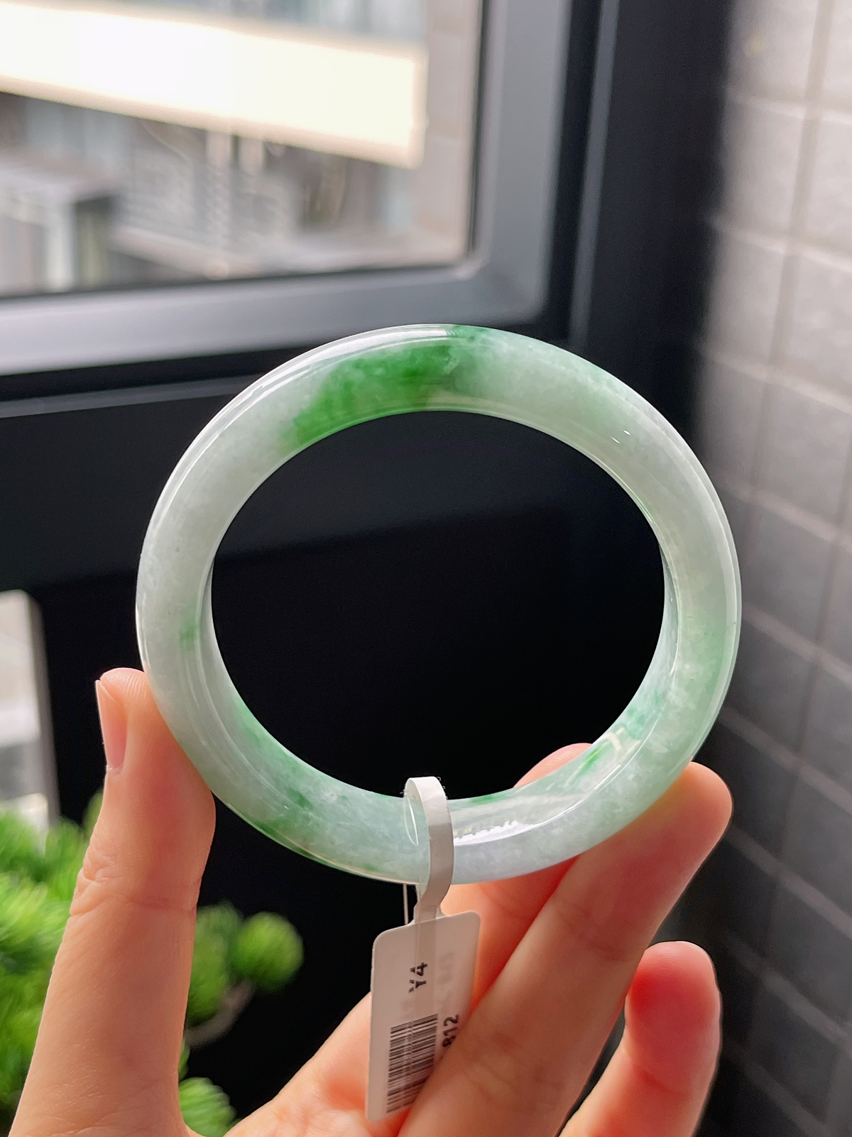 正圈54.2圈口，翡翠糯化种飘绿手镯