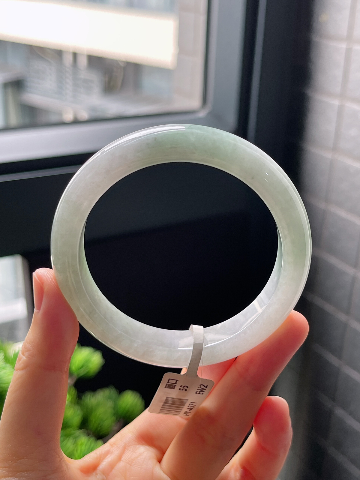 圈口55.8，翡翠糯化种飘绿手镯