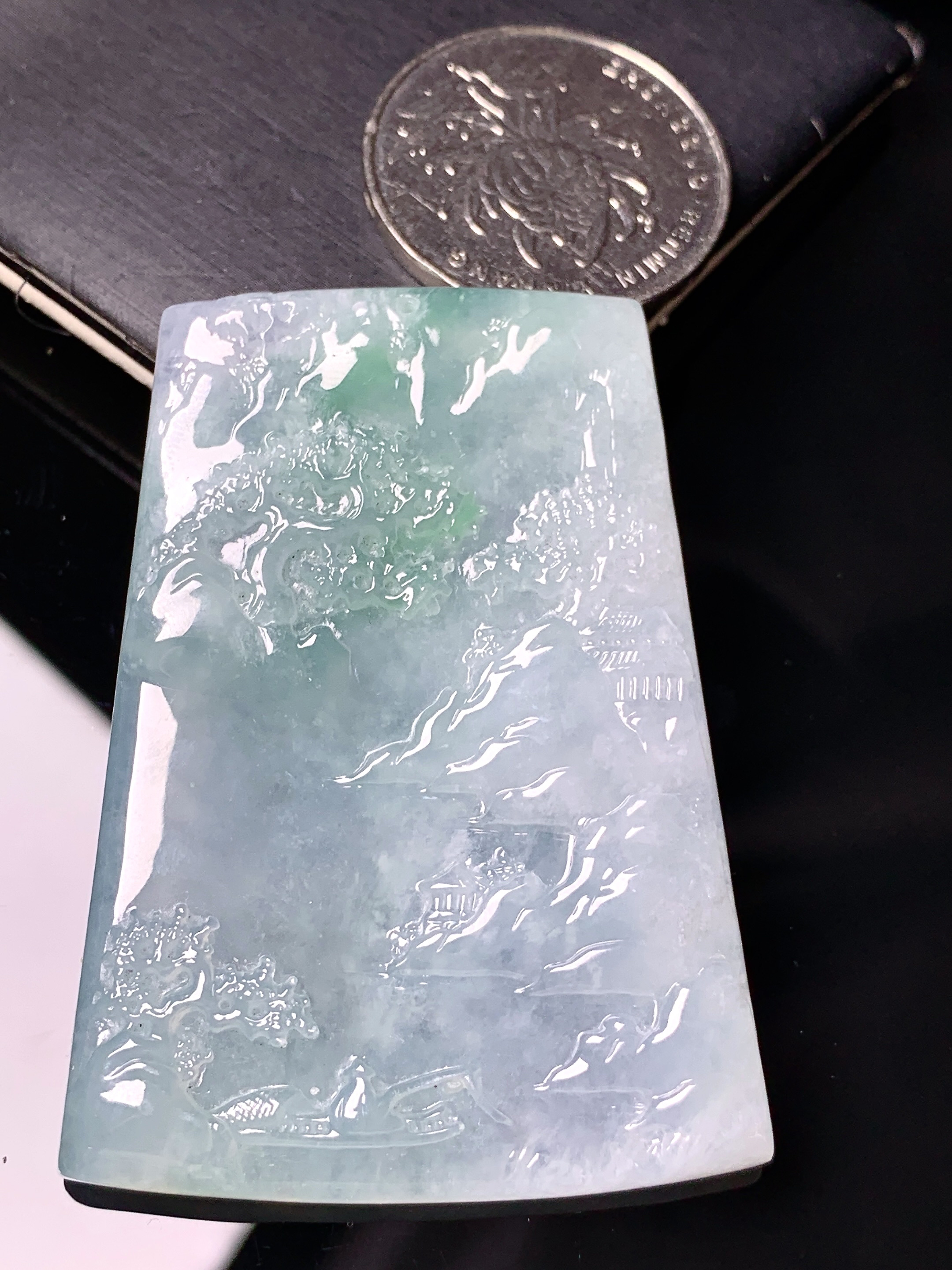 飘绿山水牌子吊坠 玉质细腻 色泽艳丽清新 水润亮眼 整体尺寸55.3*40.6*5.8 x7