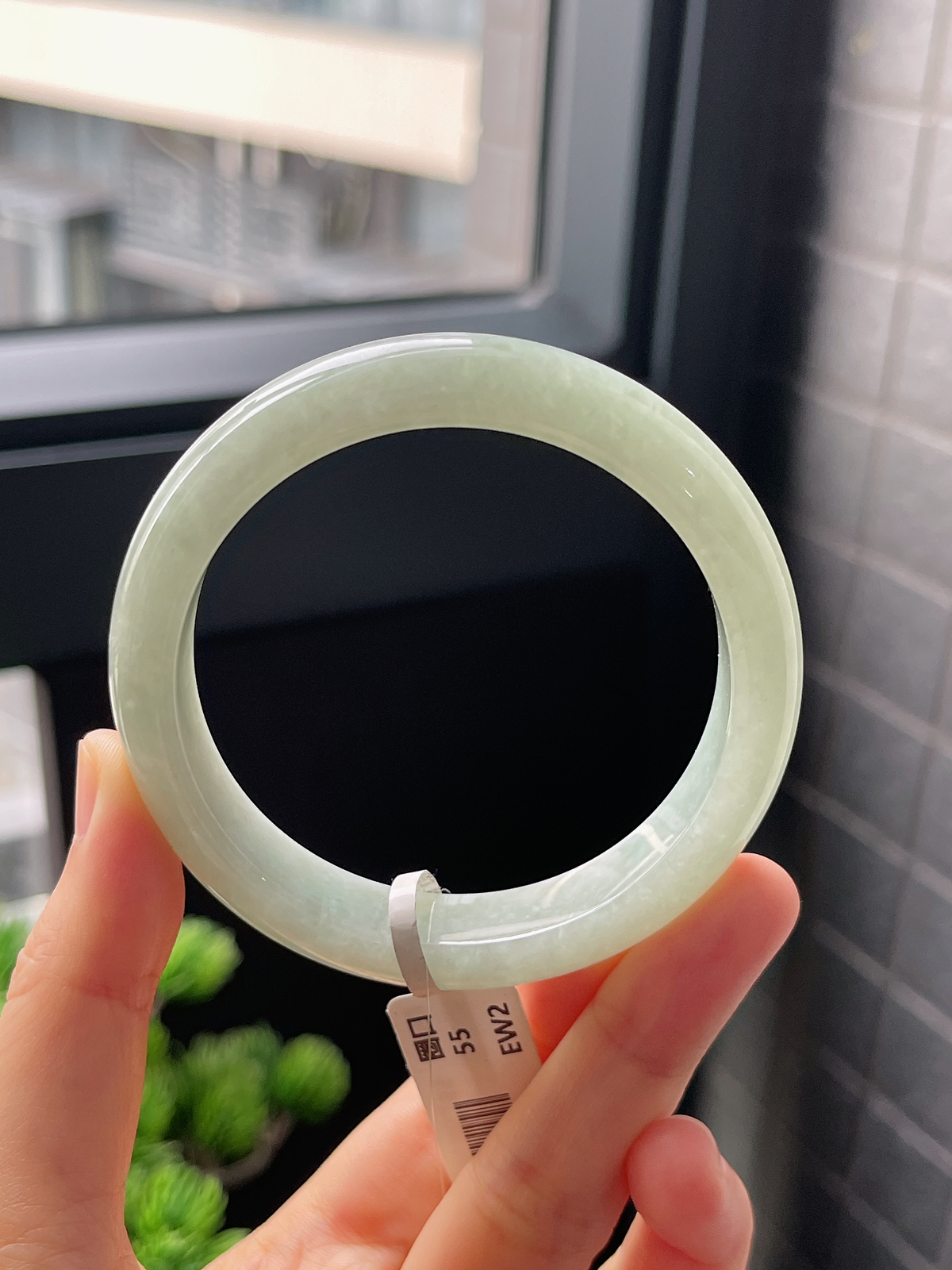 正圈55.8圈口，翡翠糯化种浅绿色手镯