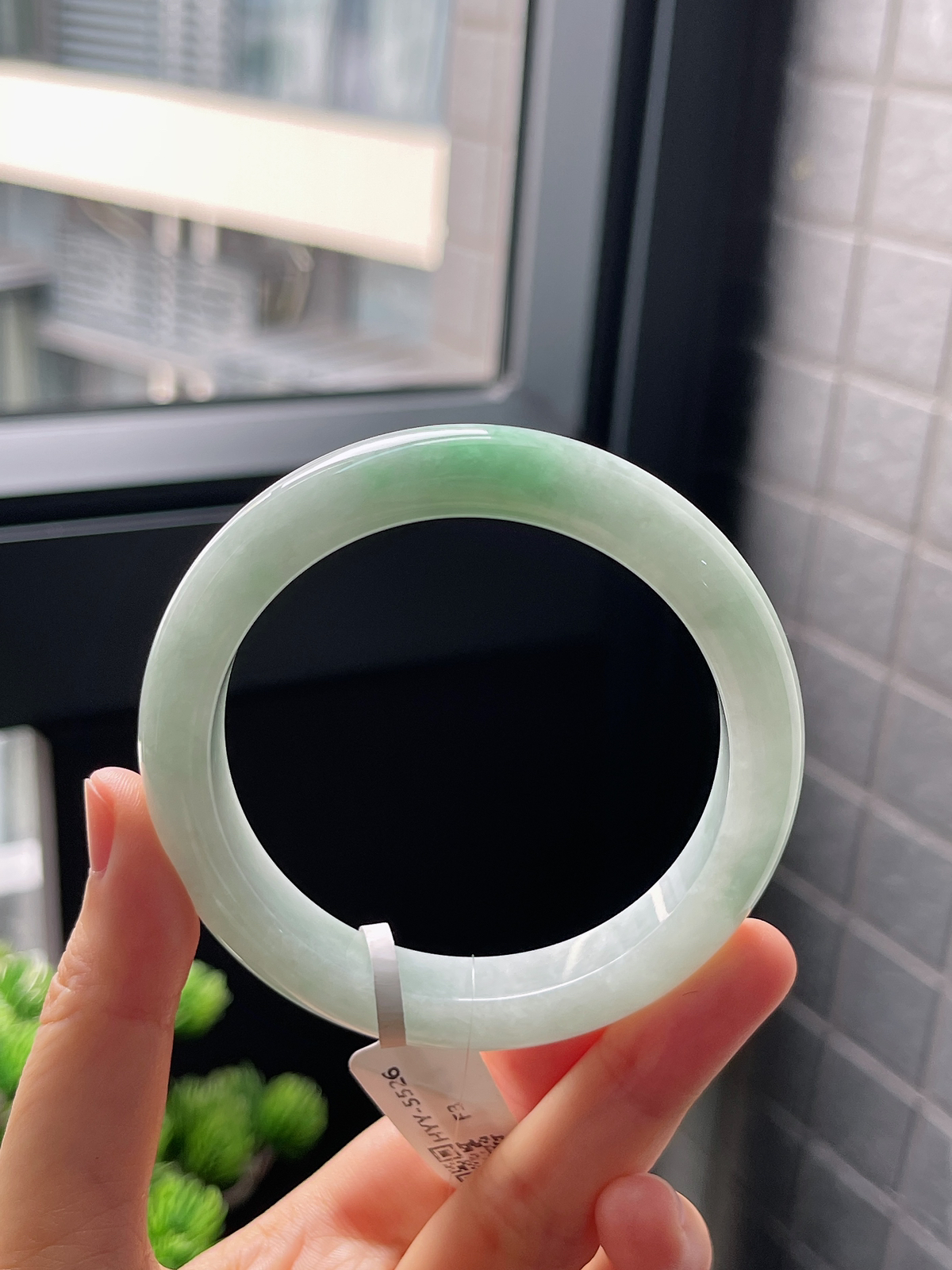 正圈57.2圈口，翡翠糯化种飘绿手镯