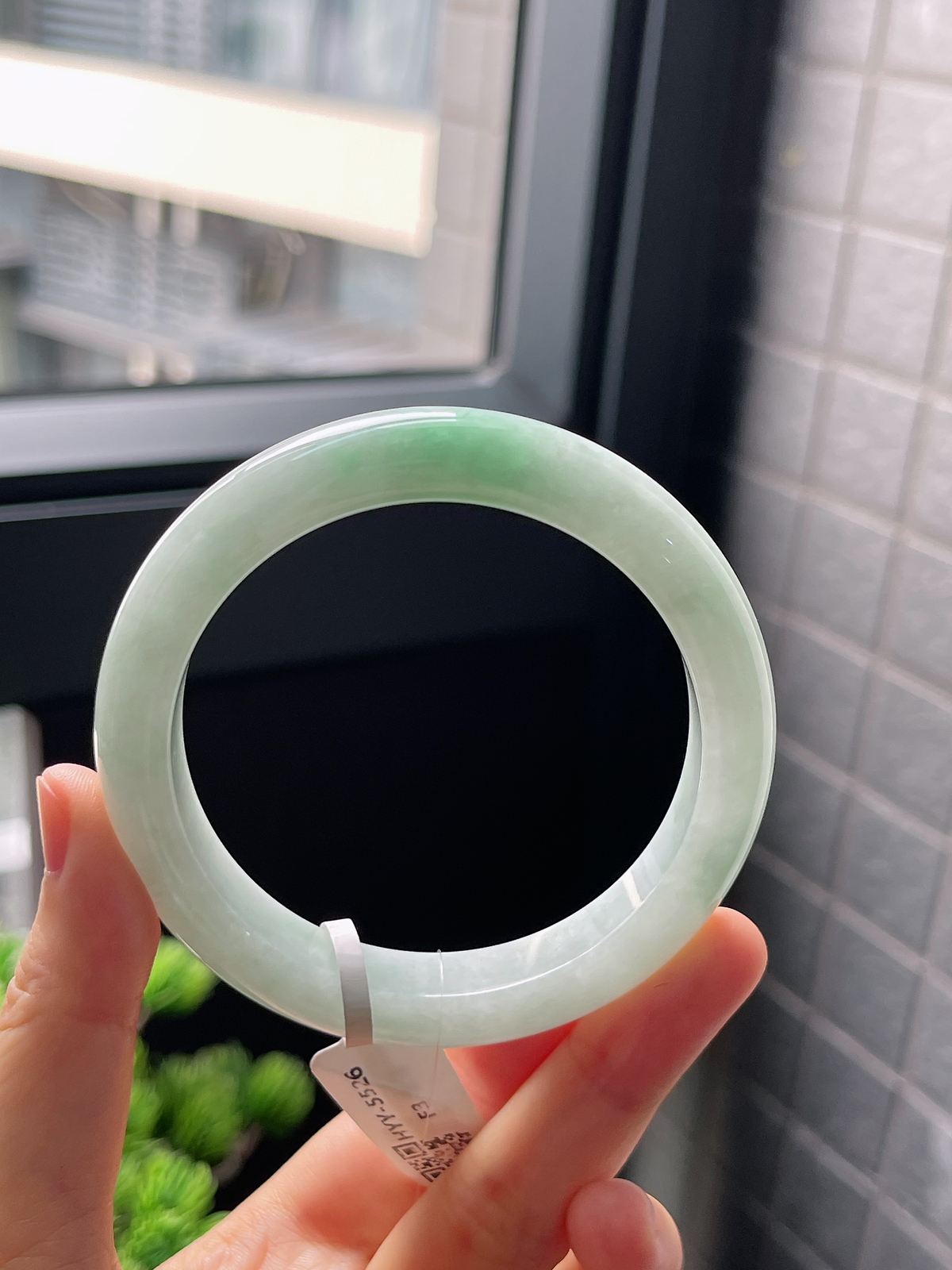 正圈57.2圈口，翡翠糯化种飘绿手镯