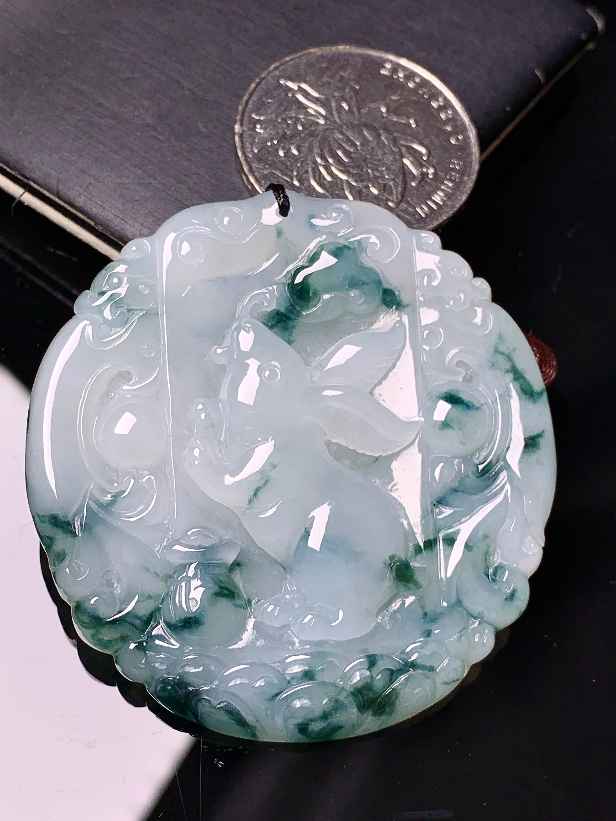 飘绿生肖兔牌吊坠 玉质细腻 色泽艳丽清新 水润亮眼 整体尺寸50.3*48*6 b2