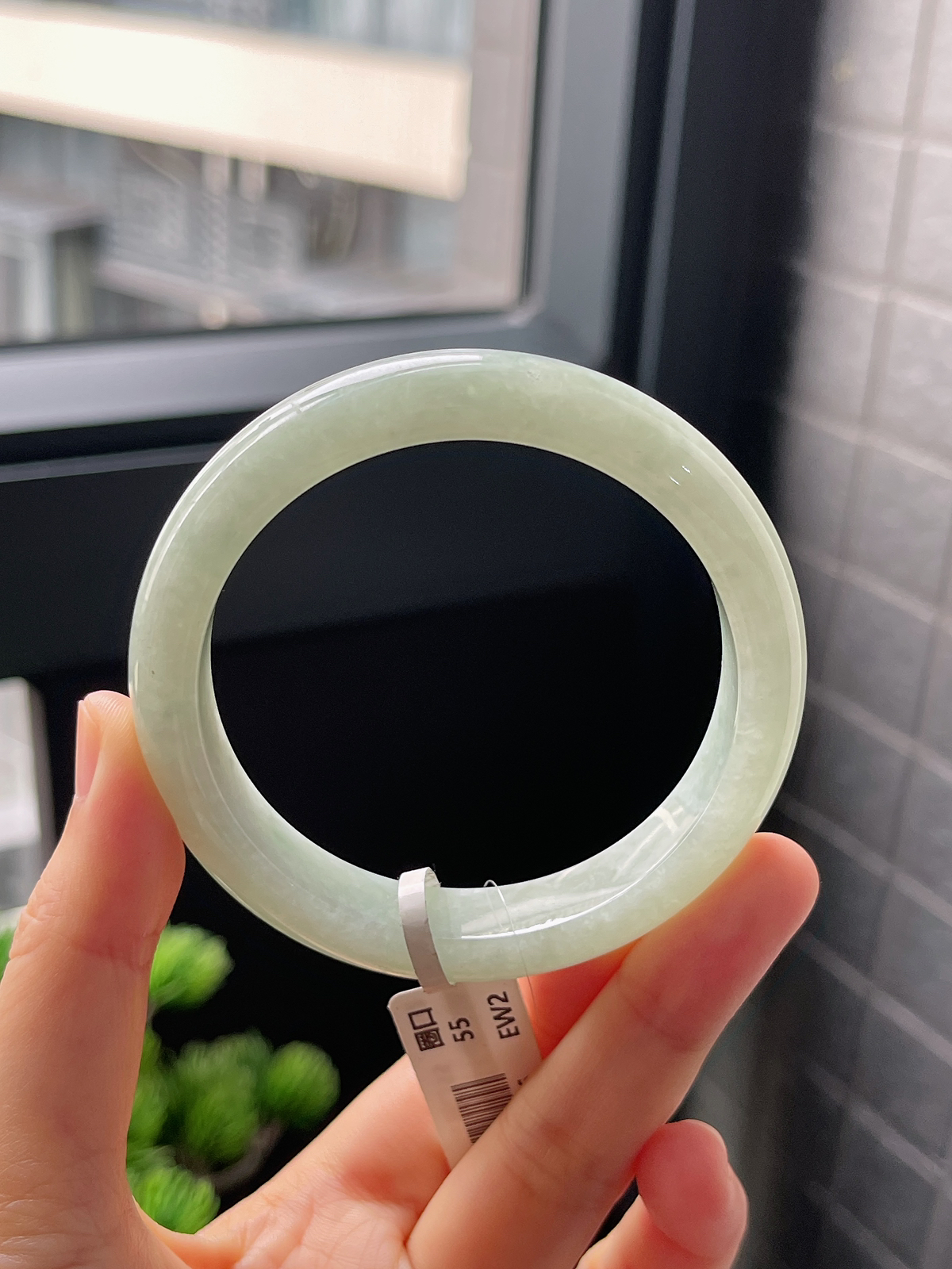 正圈55.8圈口，翡翠糯化种浅绿色手镯