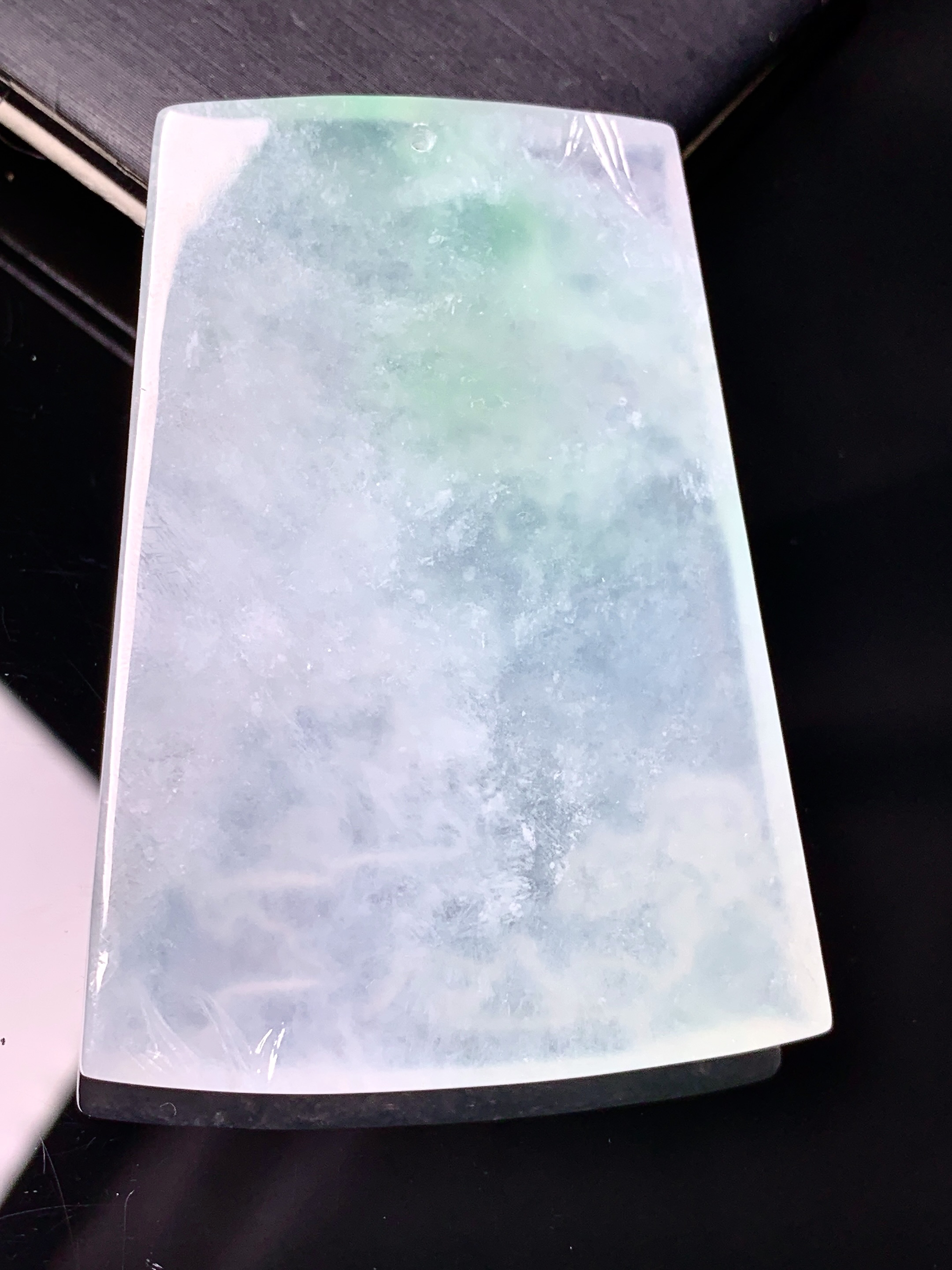 飘绿山水牌子吊坠 玉质细腻 色泽艳丽清新 水润亮眼 整体尺寸55.3*40.6*5.8 x7