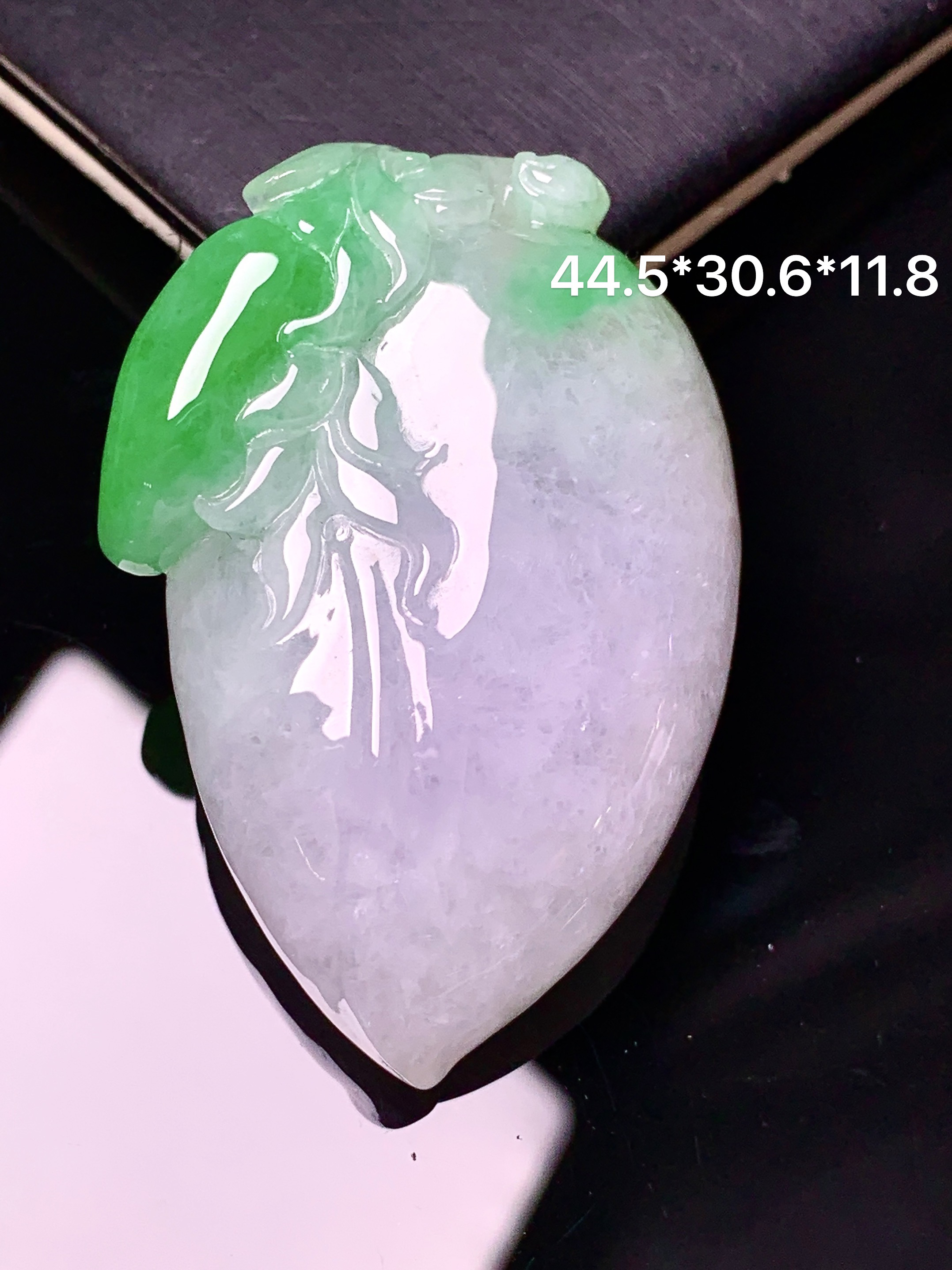 飘绿寿桃吊坠 玉质细腻 色泽艳丽清新 整体尺寸44.5*30.6*11.8 a3