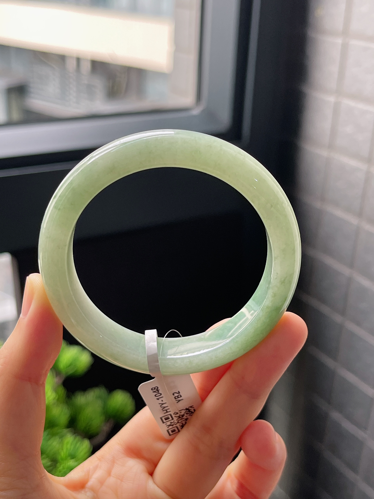 正圈52.4圈口，翡翠糯化种飘绿手镯