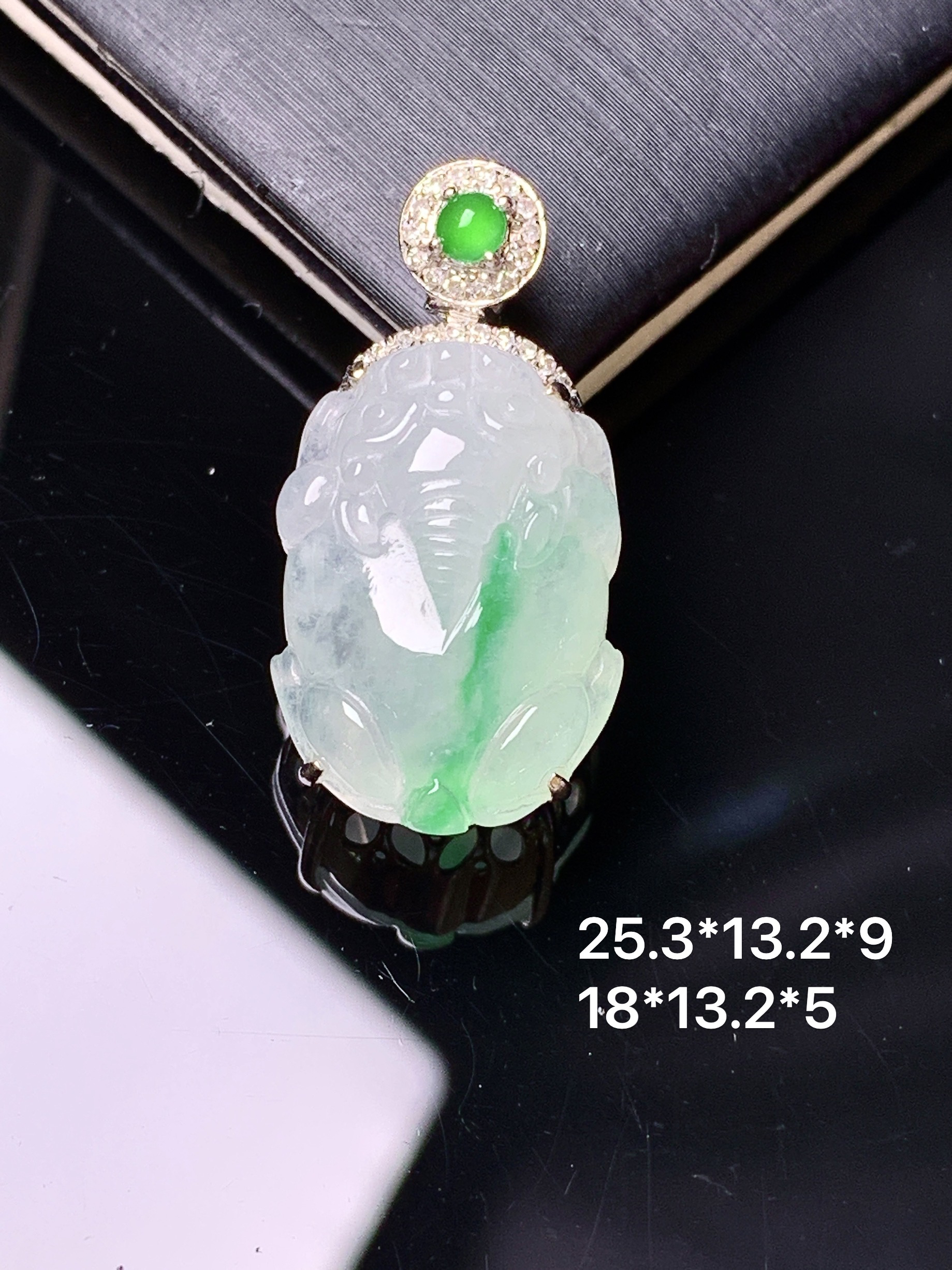 18k金钻镶嵌飘绿貔貅吊坠 玉质细腻 色泽艳丽清新 整体尺寸25.3*13.2*9 y9