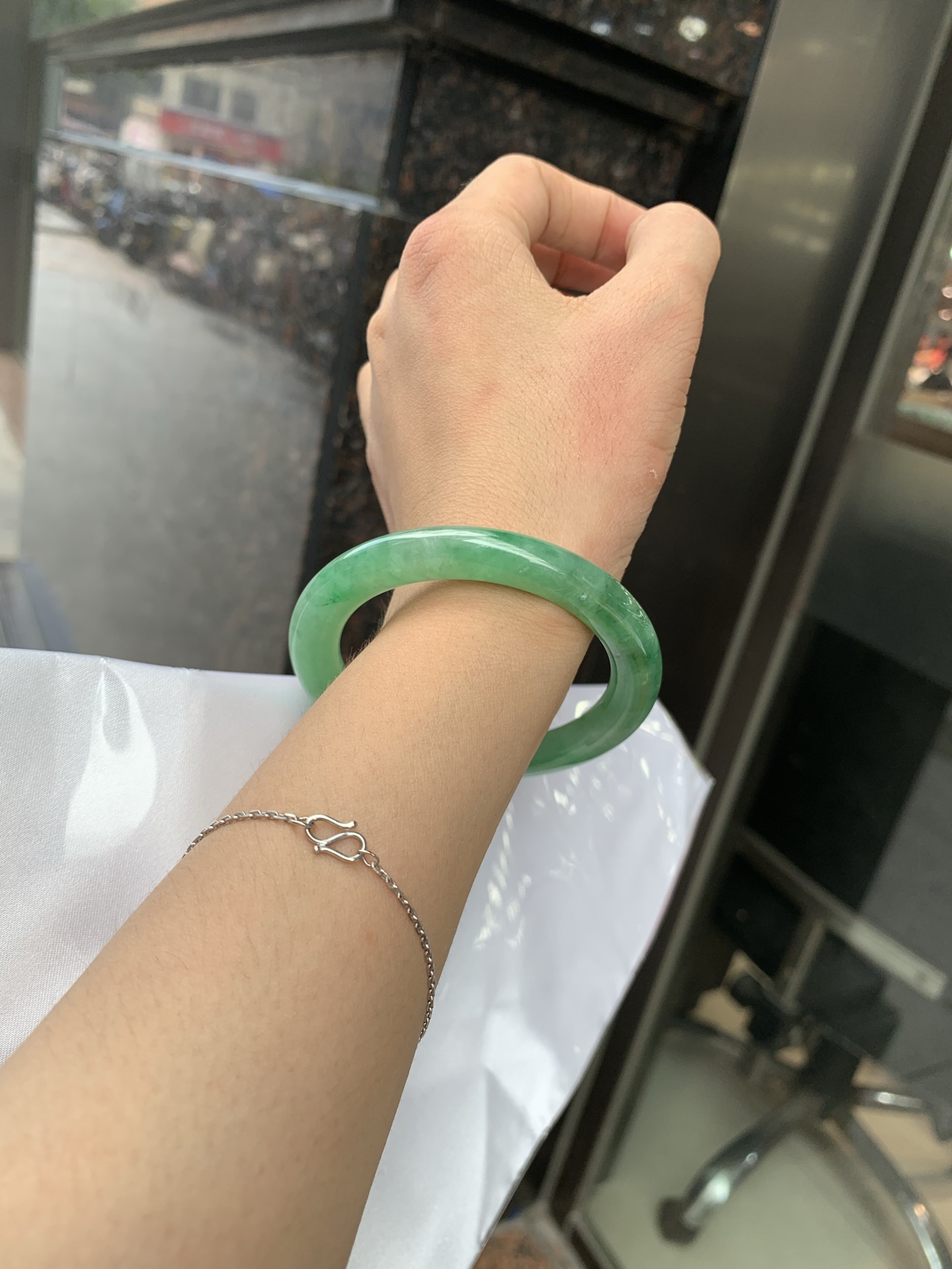 满绿圆条 51.2-8.7-7.6 0719-53-26 打灯细棉纹，底妆水润，满圈果阳绿鲜艳青翠，色泽均匀分布，举手投足之间散发出来的贵气感