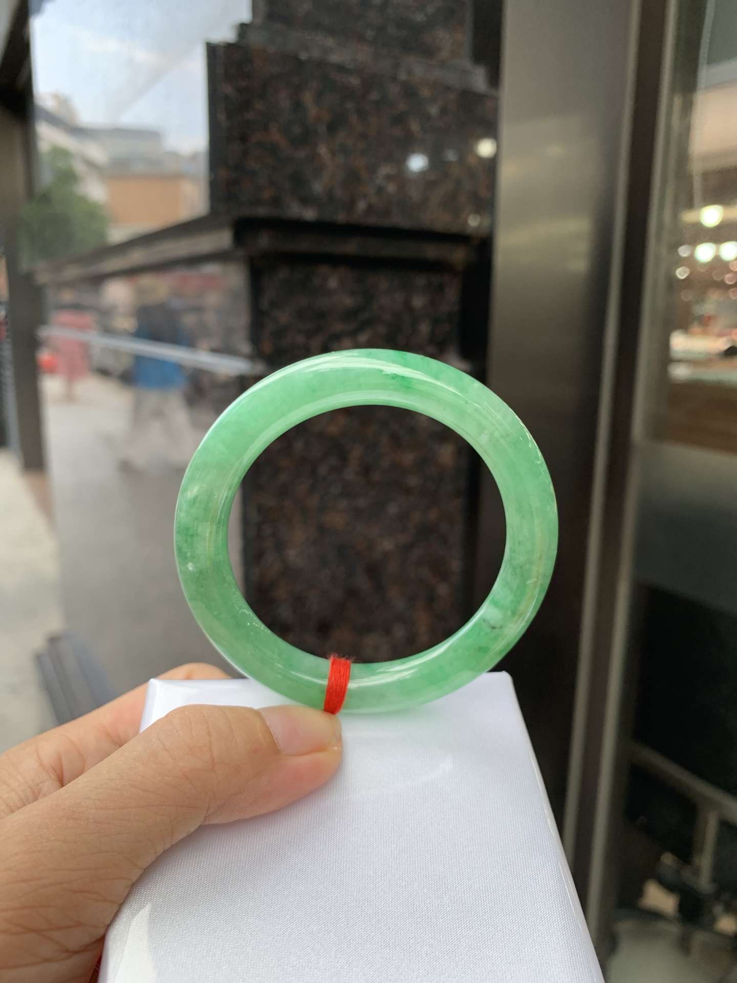 满绿圆条 51.2-8.7-7.6 0719-53-26 打灯细棉纹，底妆水润，满圈果阳绿鲜艳青翠，色泽均匀分布，举手投足之间散发出来的贵气感