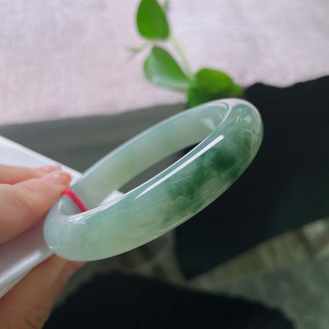 58.2/12.8/8.2。飘花正圈，花开富贵，温润内敛，藏着旧时闺阁的静气。无裂，56047a