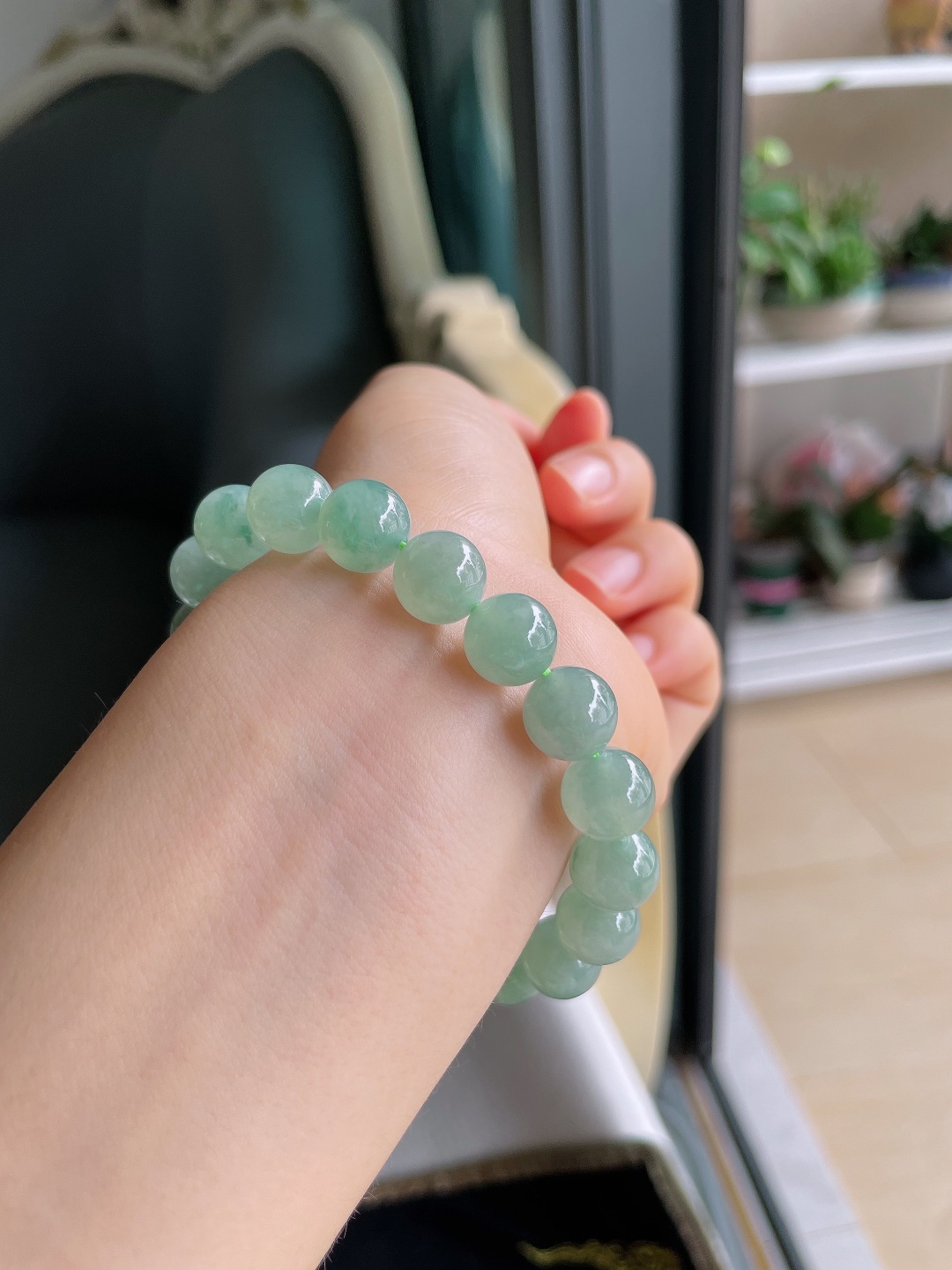 天然翡翠A货，冰飘花手串，尺寸：10mm。【编2973】