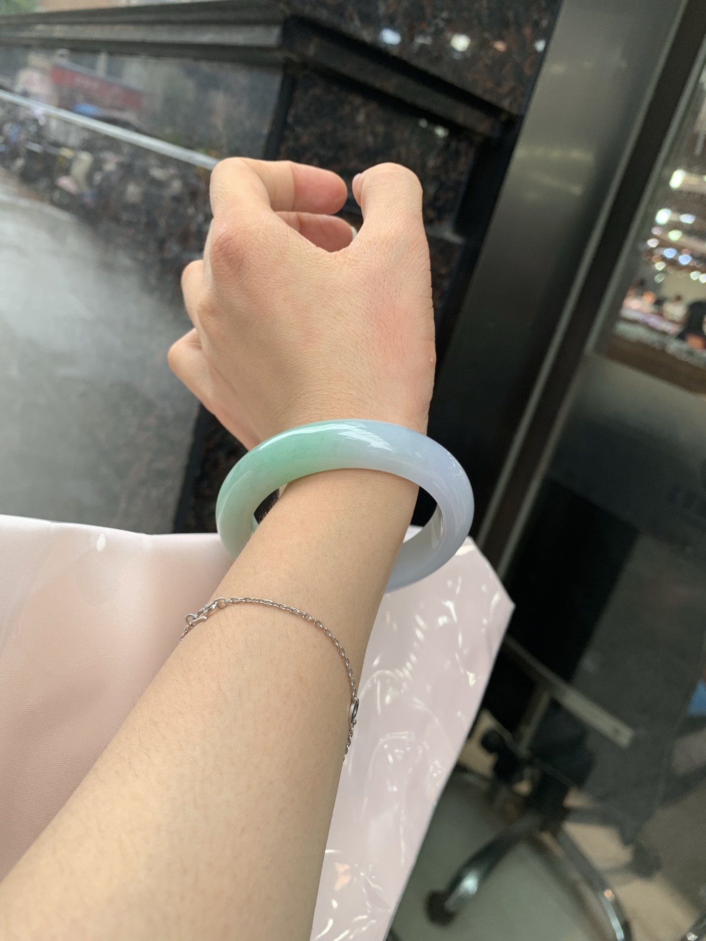 淡春彩正圈 52.7-8.6-12.1 0719-53-21 打灯棉线，底妆水润细腻，淡淡粉底与淡果绿搭配，宛如春天的繁华。在岁月的长河流转中绽放着独特的魅力，气质温婉而迷人。