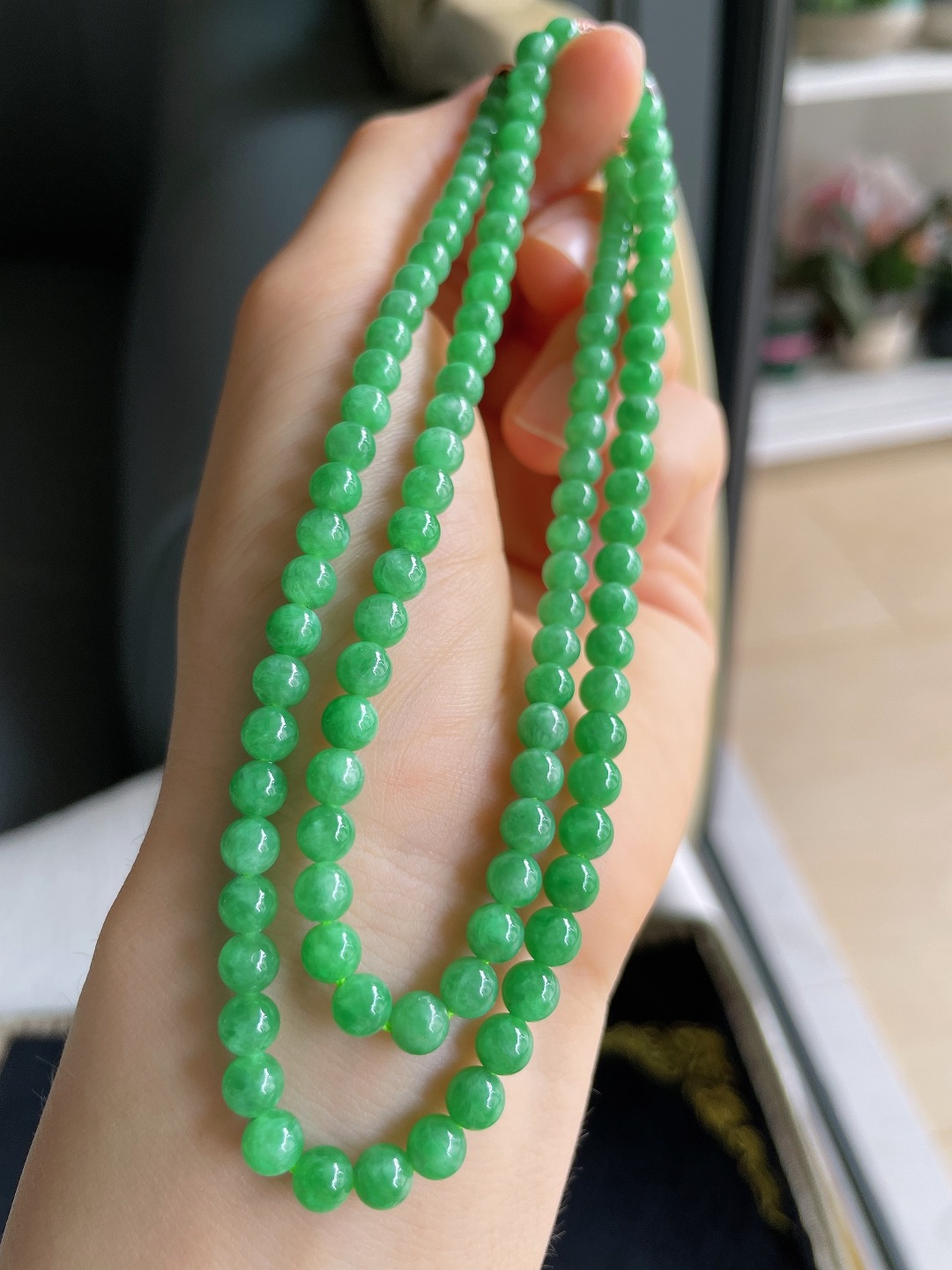 天然翡翠A货，冰满绿珠链，尺寸：5-5.5mm109颗。【编2982】