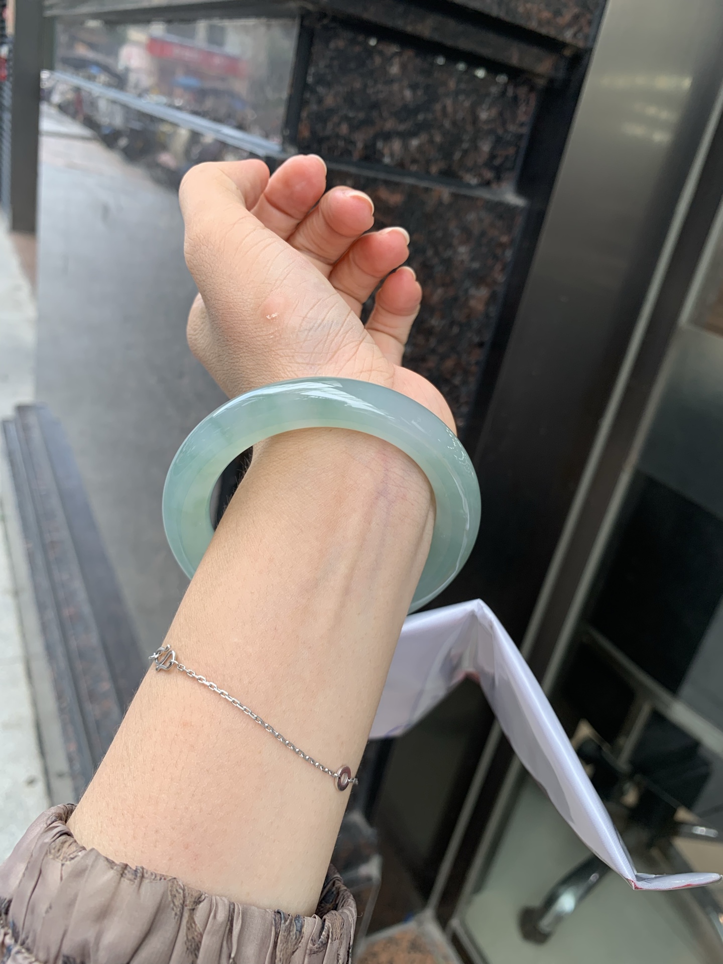 湖水绿圆条 57.8-10.8-10.7 0719-53-56 无裂，底妆胶润细腻，它的绿色深邃而柔和，仿佛阳光洒落湖面，泛起层层涟漪，波光粼粼，可谓是验证了“天青色等烟雨，而我在等你”