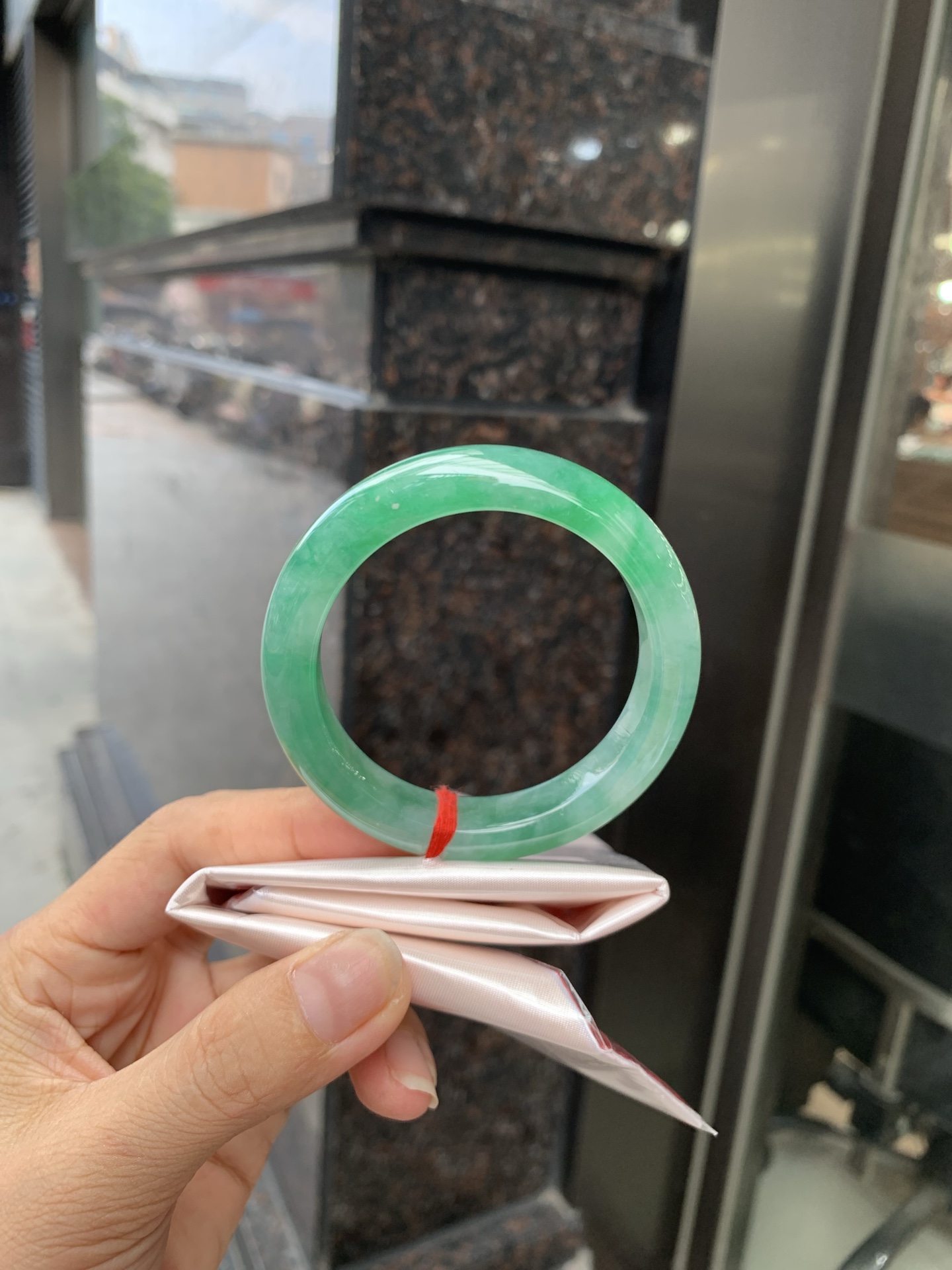 满绿正圈 51.7-8.1-11.1 0719-53-71 打灯细纹，底妆水润，满圈果阳绿鲜艳青翠，色泽均匀分布，举手投足之间散发出来的贵气感