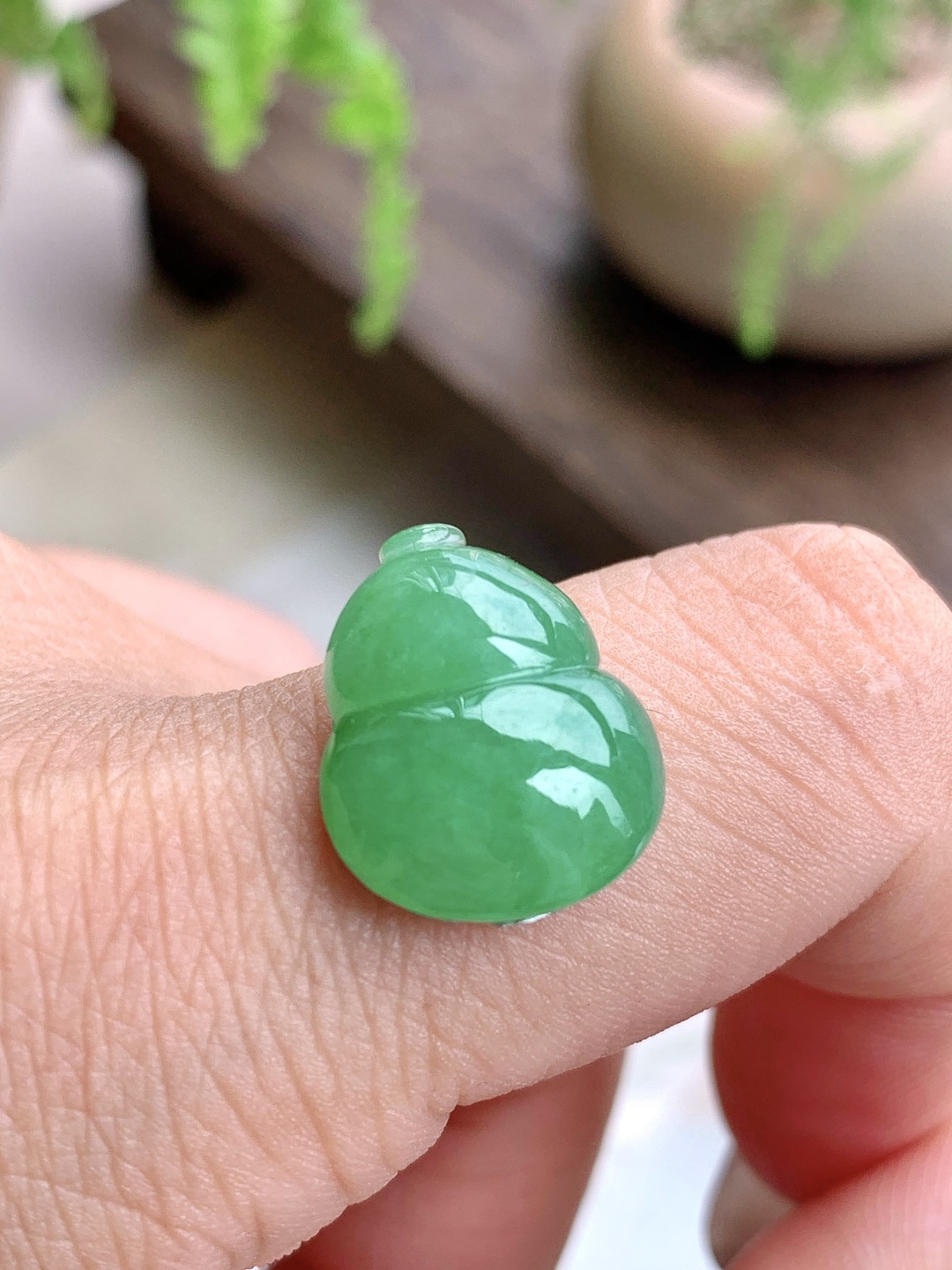 糯冰阳绿葫芦吊坠 缅料 性比高 尺寸16-13.4-5.2 重量1.8克 不议