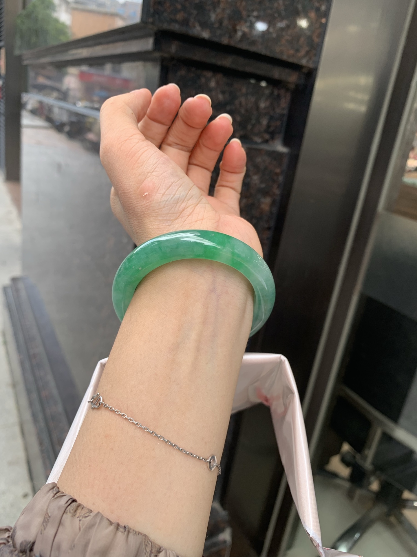 满绿正圈 51.7-8.1-11.1 0719-53-71 打灯细纹，底妆水润，满圈果阳绿鲜艳青翠，色泽均匀分布，举手投足之间散发出来的贵气感