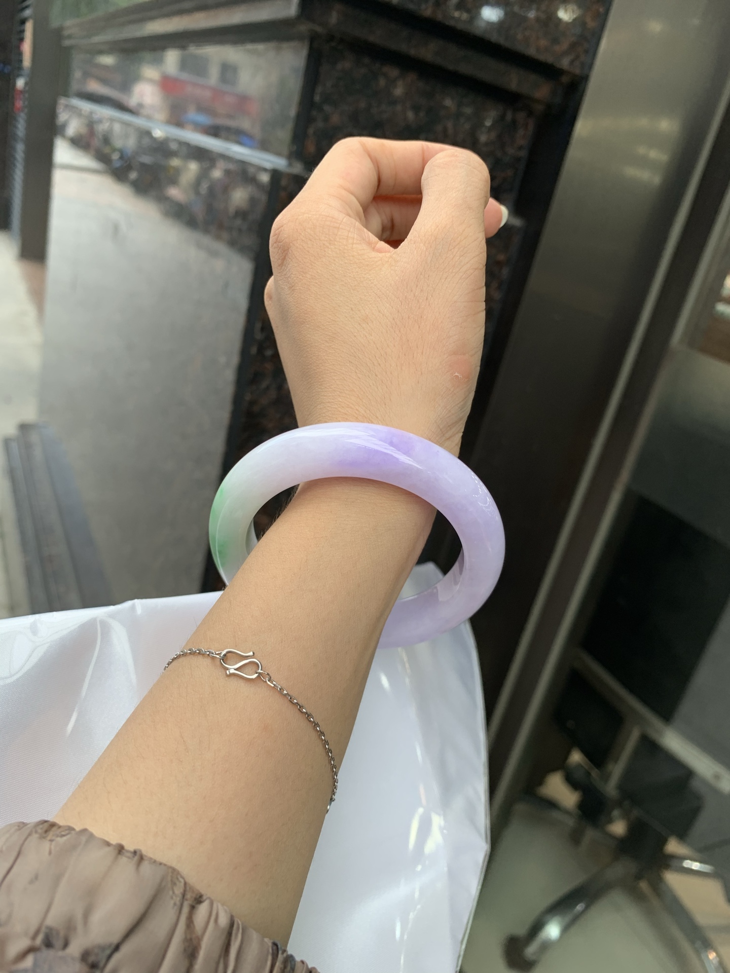 春彩正圈 0719-53-31 打灯棉线，底妆水润细腻，交织阳绿花色，底妆细腻温润，色泽自然柔和，一镯双色，半山半水，韵味独特，日常佩戴超显气质。